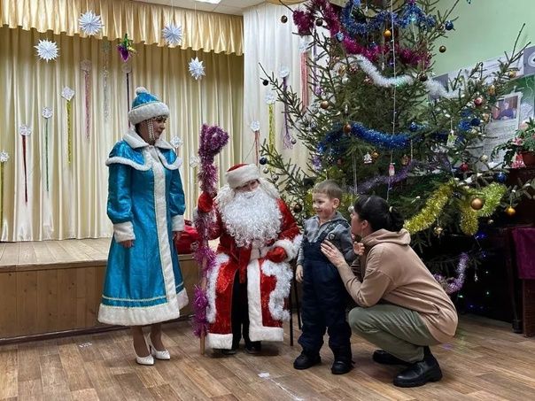 Для жителей и гостей деревни Тойгузино провели новогоднее театрализованное представление