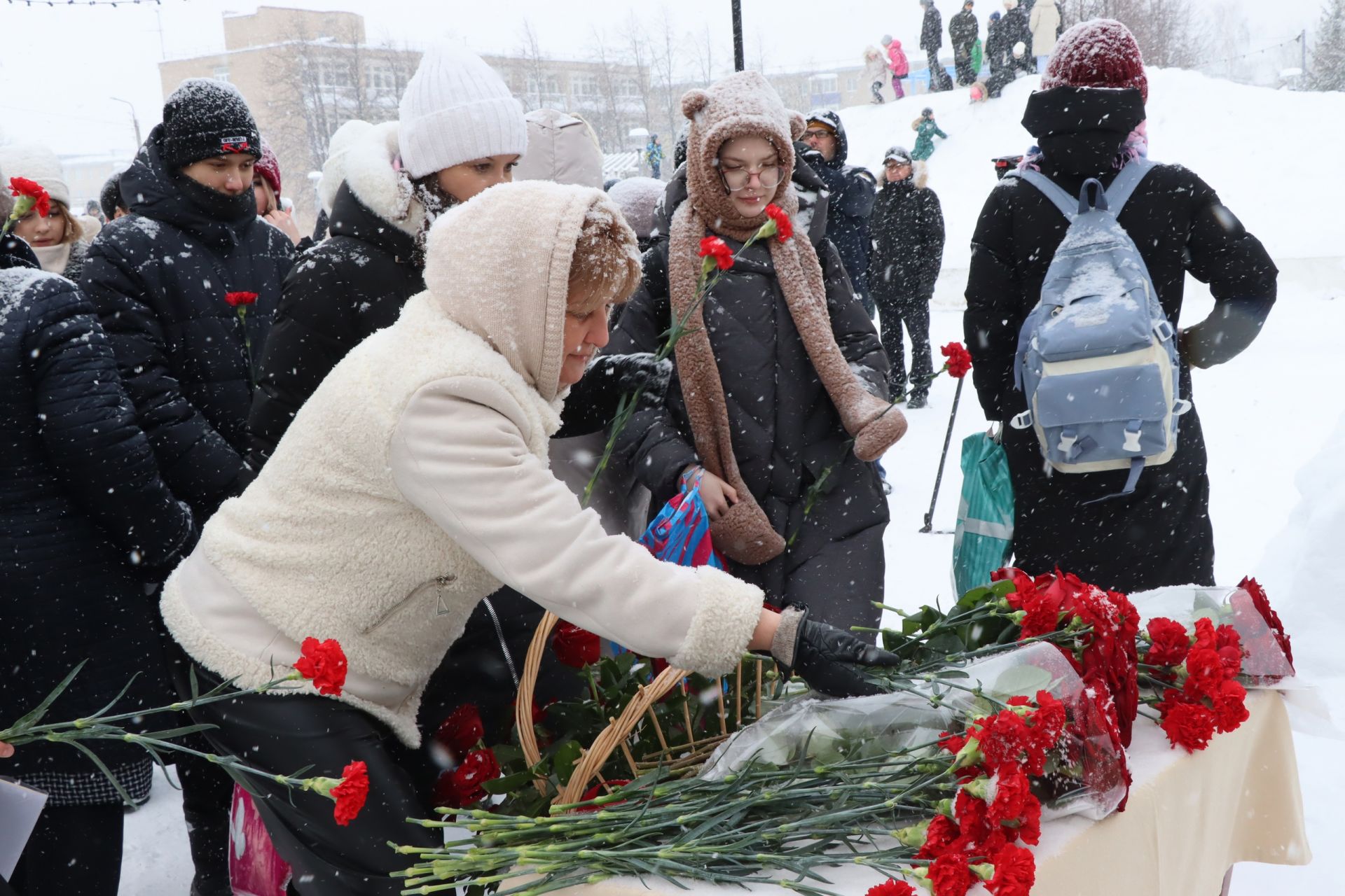 190-летие со дня рождения Дмитрия Менделеева менделеевцы отметили митингом-флешмобом