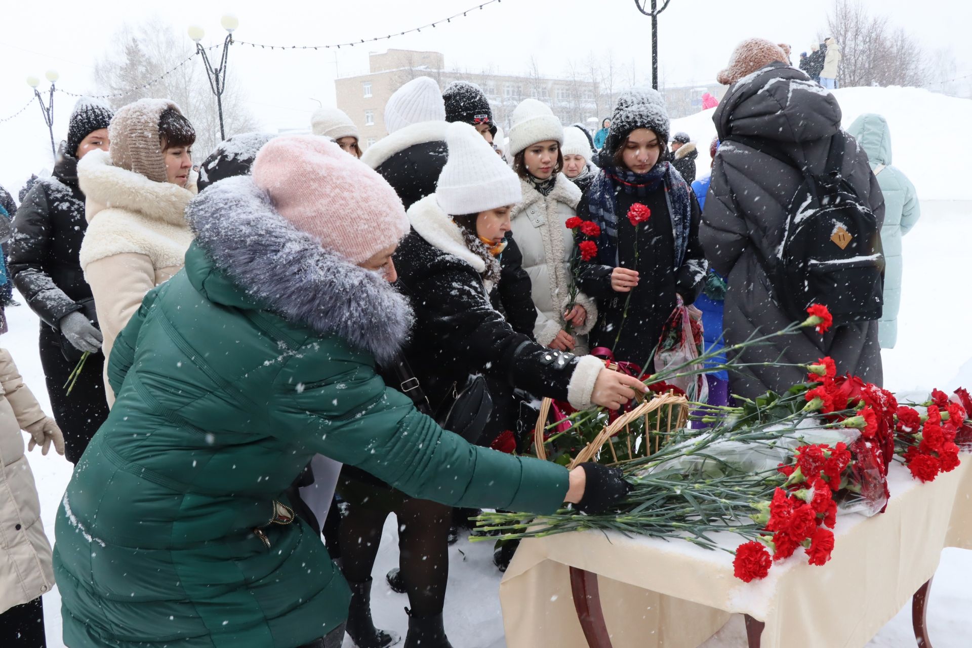 190-летие со дня рождения Дмитрия Менделеева менделеевцы отметили митингом-флешмобом