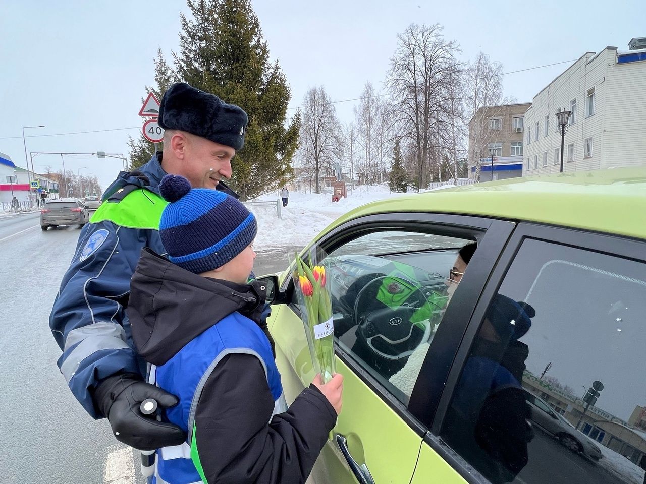 Менделеевским автоледи вручили цветы