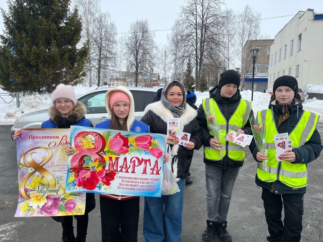 Менделеевским автоледи вручили цветы