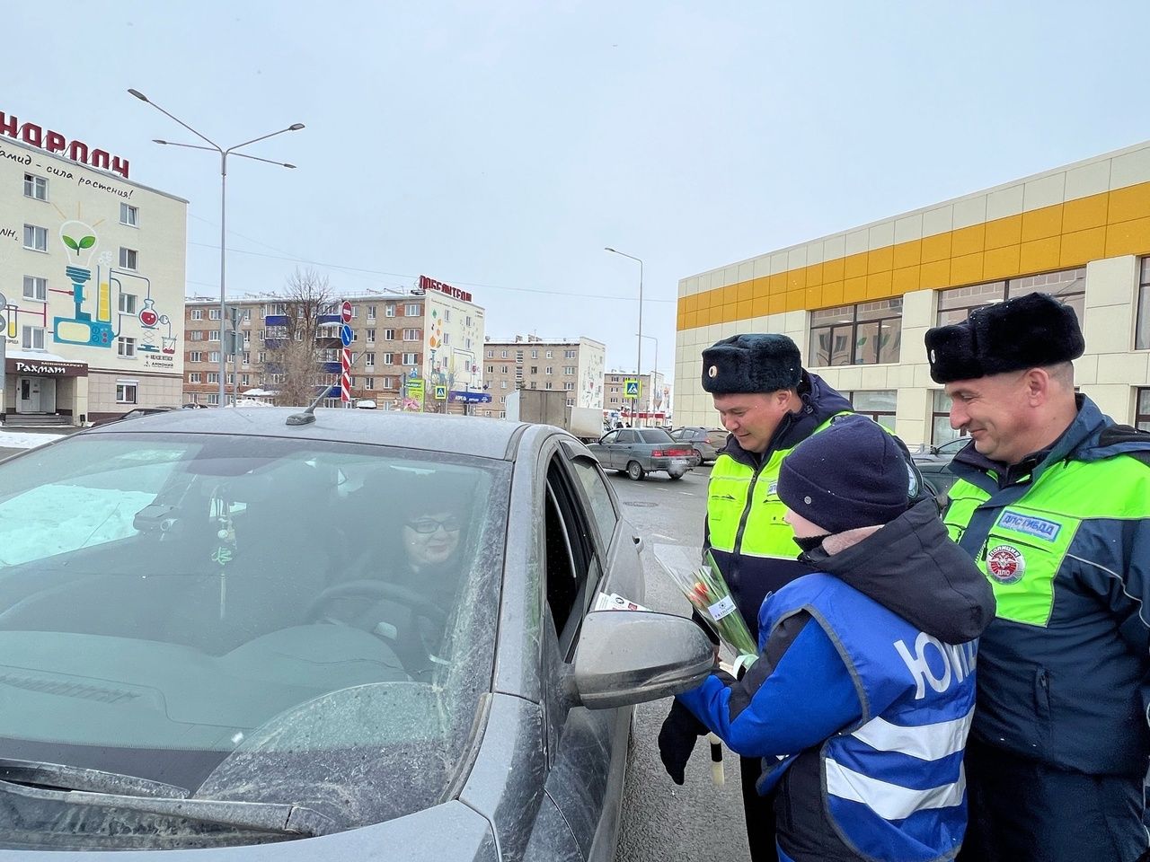 Менделеевским автоледи вручили цветы