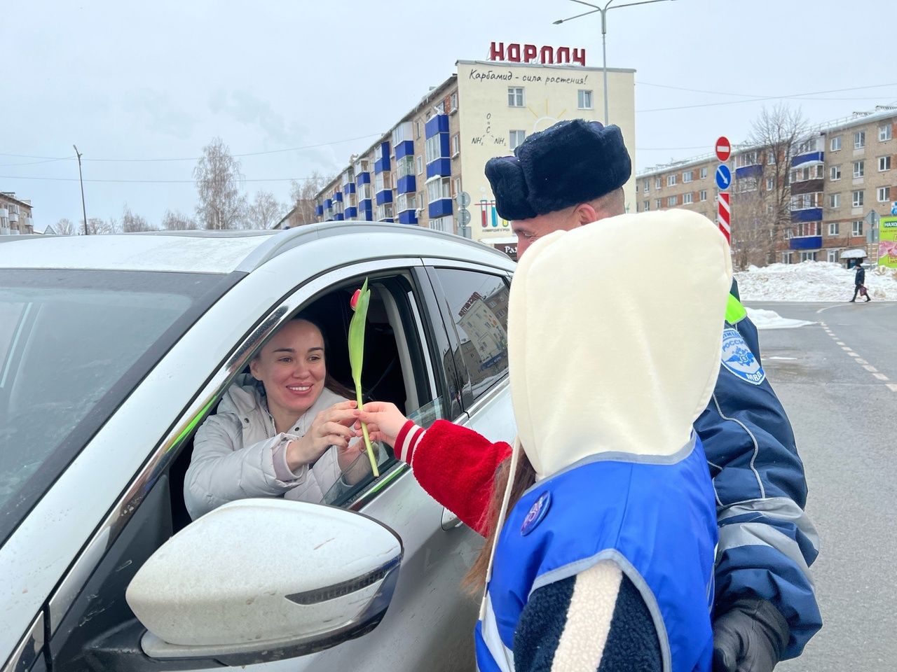 Менделеевским автоледи вручили цветы