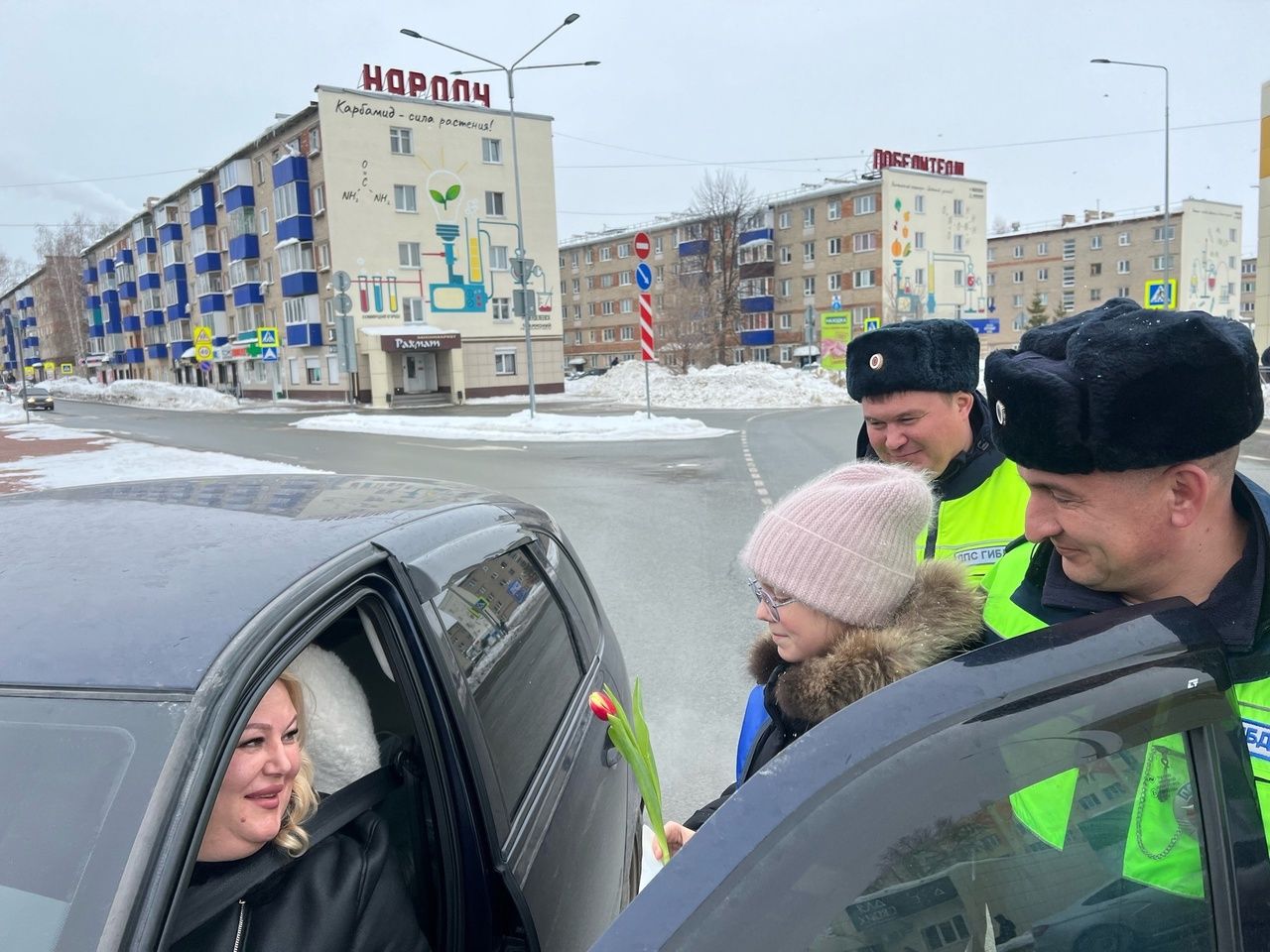 Менделеевским автоледи вручили цветы