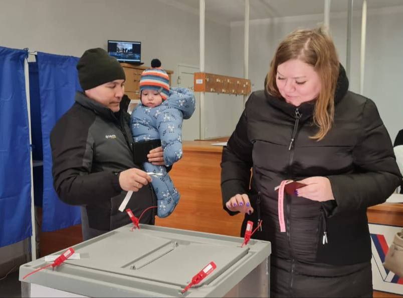 На избирательных участках Менделеевска было много семей, которые пришли вместе с детьми