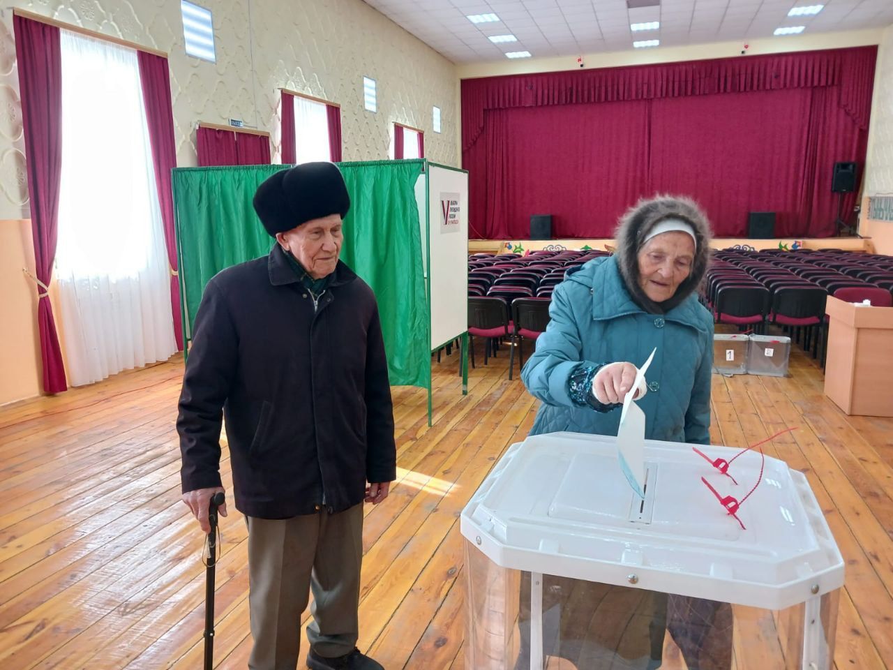 Ветеран Великой Отечественной войны Менделеевского района Зайнак Аглиев с супругой проголосовали на выборах Президента России