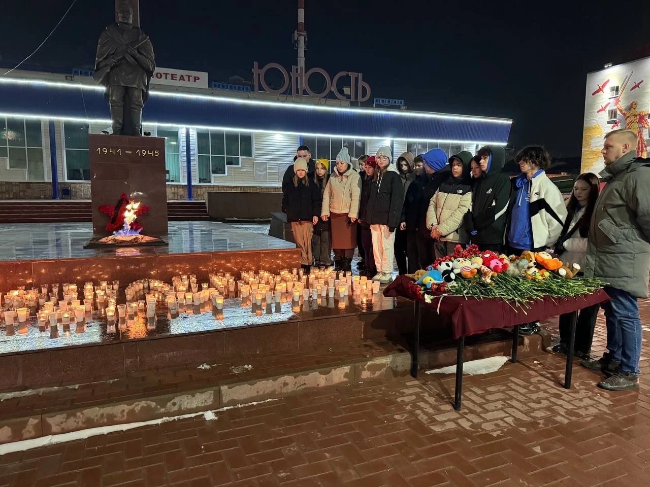 В Менделеевске зажглись десятки свечей в память о жертвах в Москве