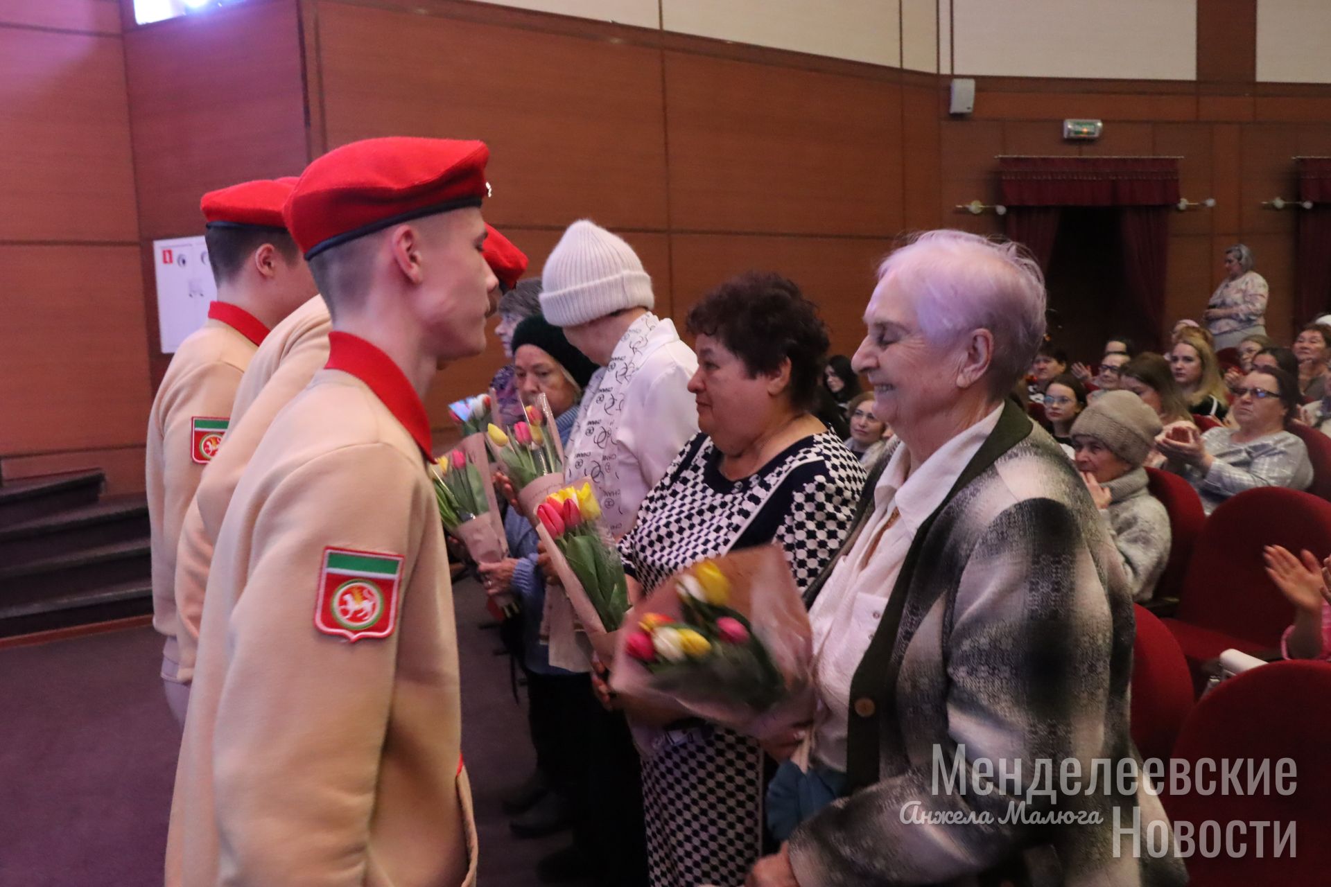 В Менделеевске ярко и душевно провели концерт «С любовью, женщинам!»