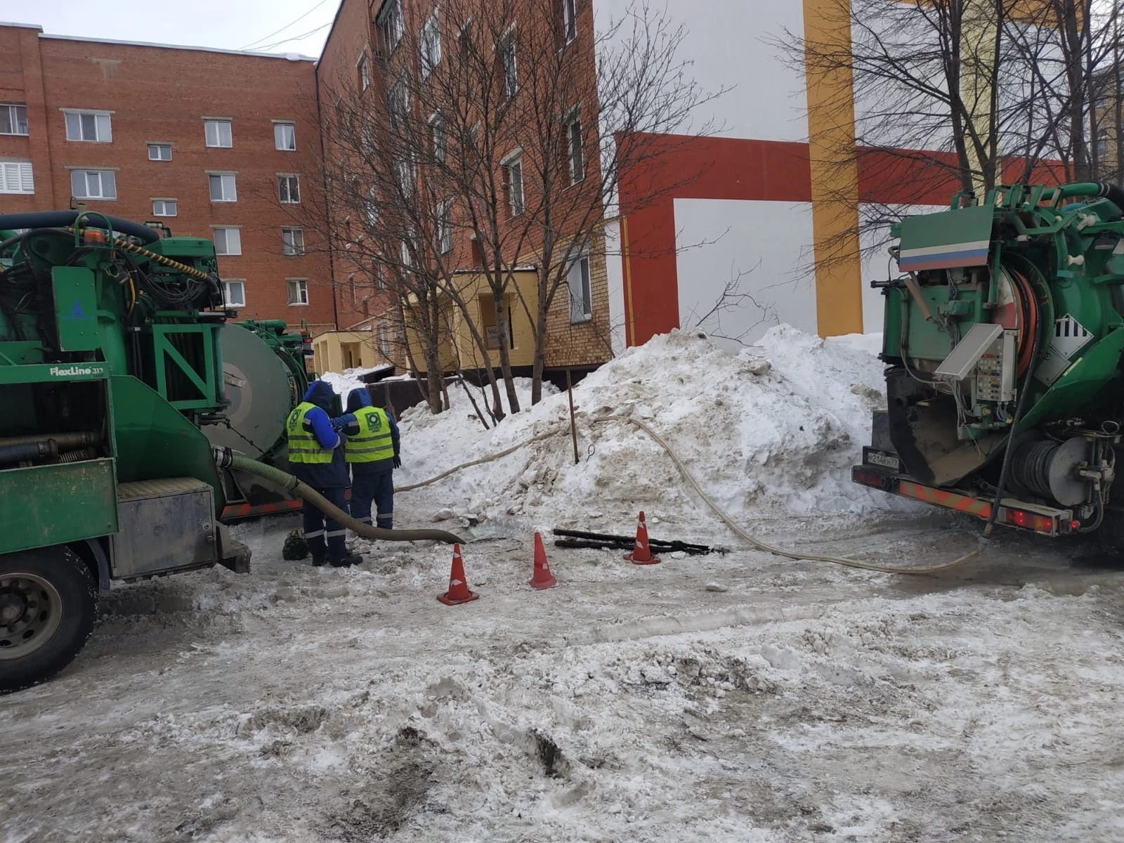 В Менделеевске продолжаются работы по очистке систем канализации