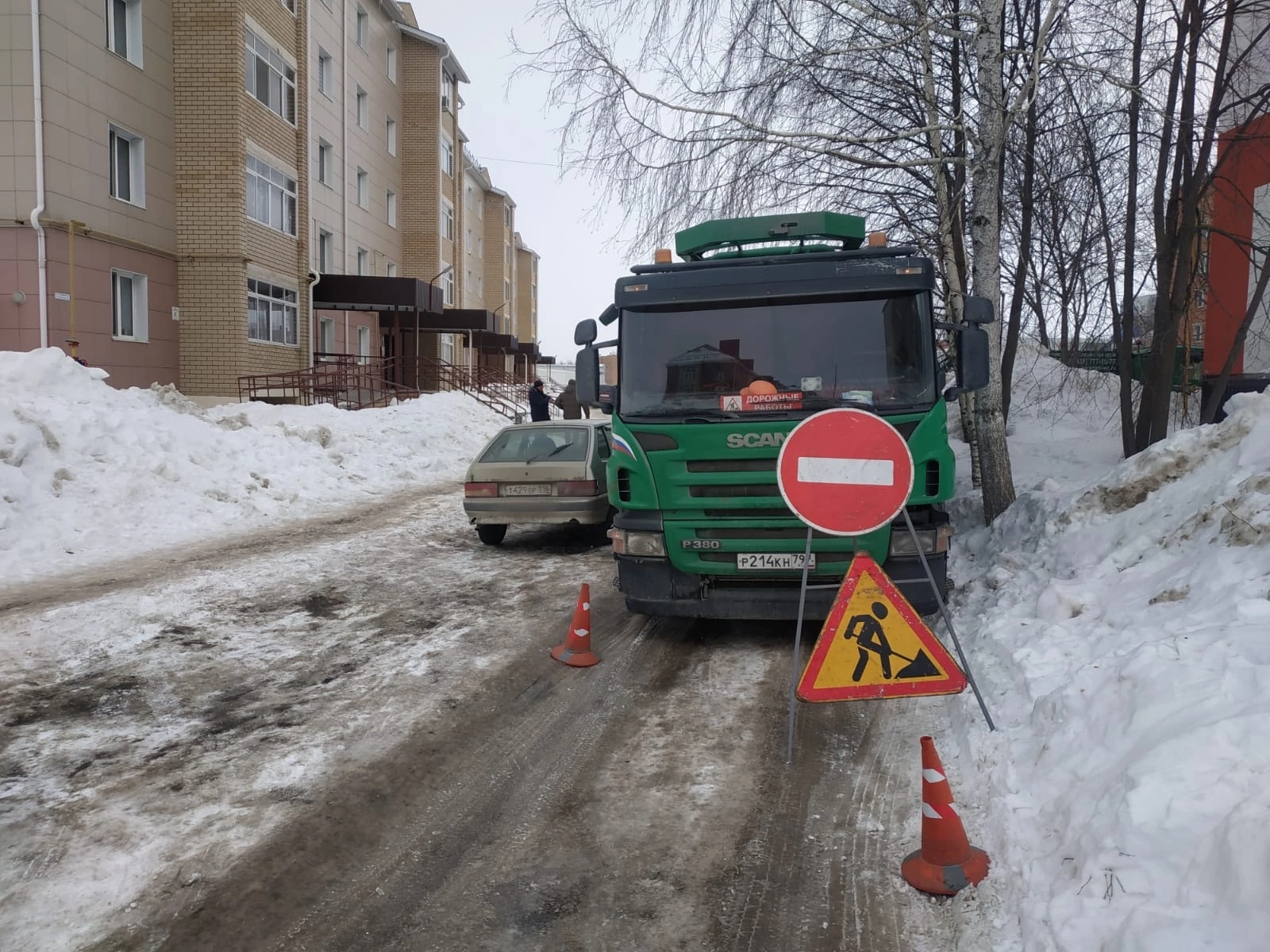 В Менделеевске продолжаются работы по очистке систем канализации