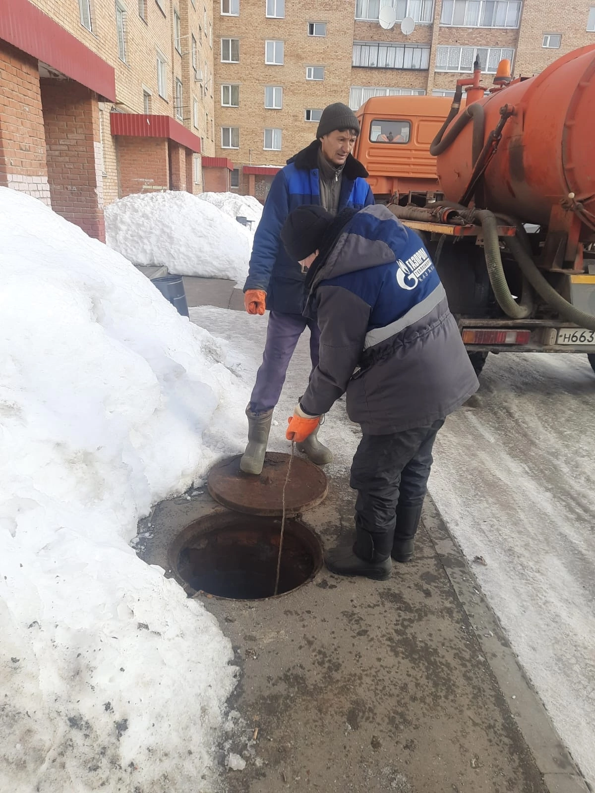 В Менделеевске продолжаются работы по очистке систем канализации