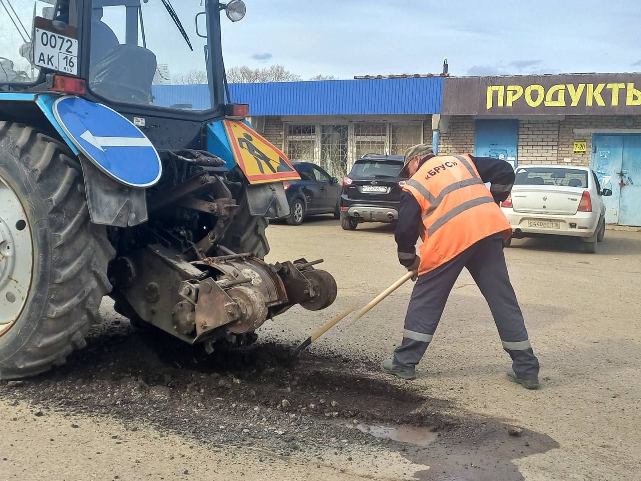 В Менделеевске начались работы по ямочному ремонту дорог