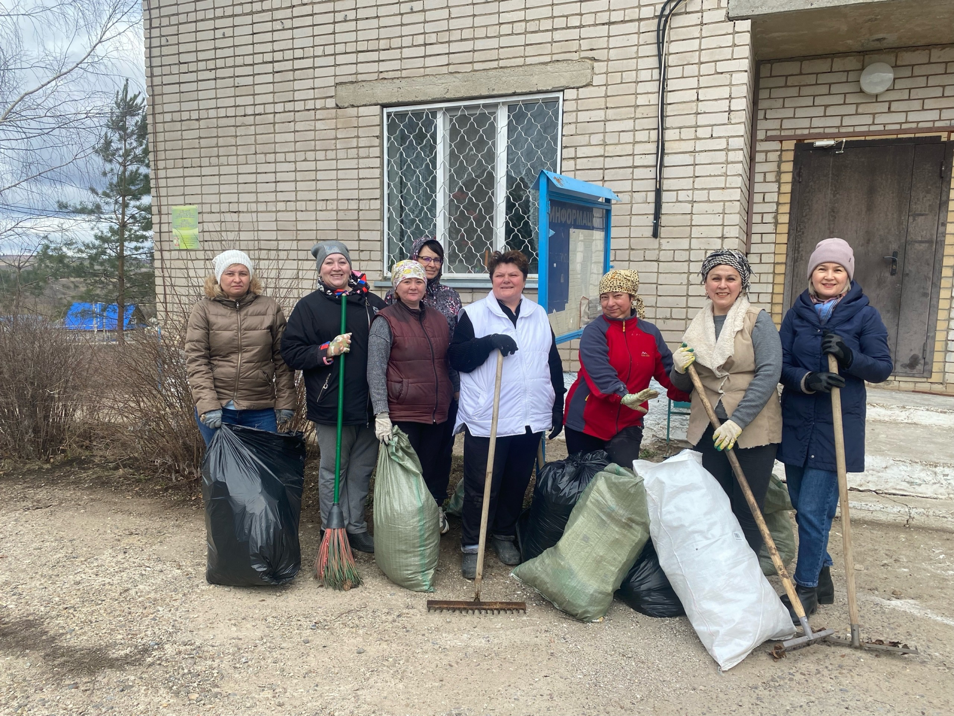 В Ижевском поселении прошел традиционный субботник