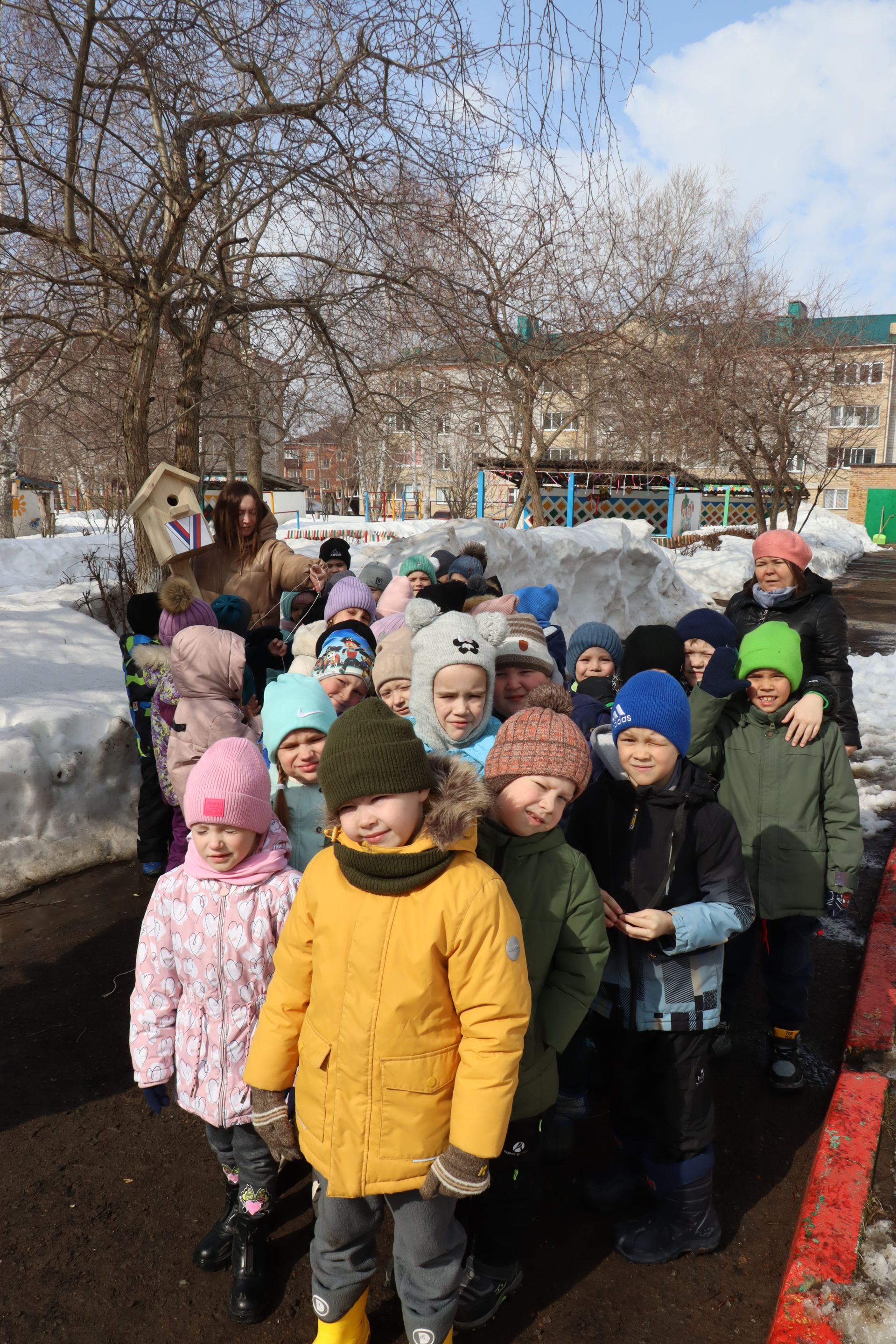 В Менделеевском детском саду «Крепыш» встретили птиц, повесив новые скворечники