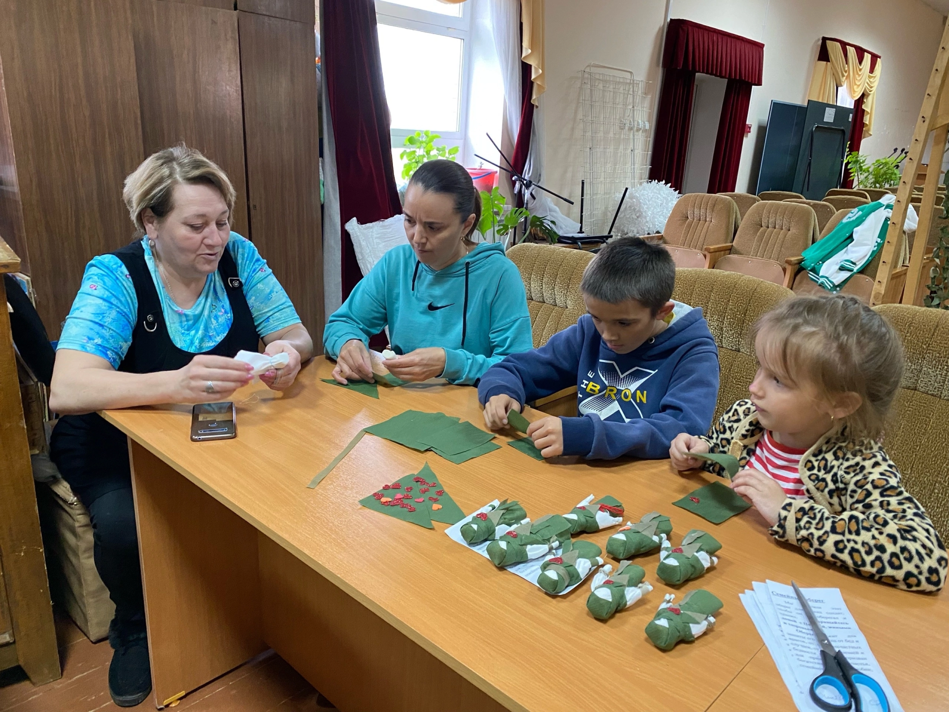 В Ижевском СДК сделали обереги для участников СВО