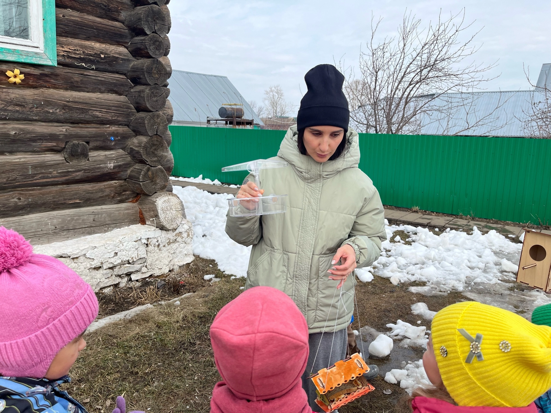 В Мунайкинском СДК повесили кормушки для птиц