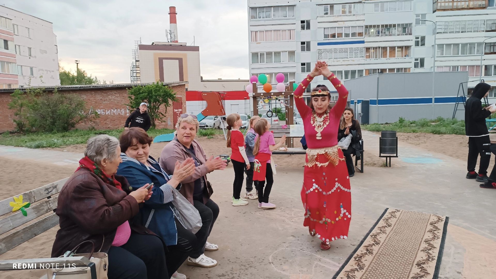 Жители ТОС «Химик» весело отметили Международный день соседей и  Международный день защиты детей