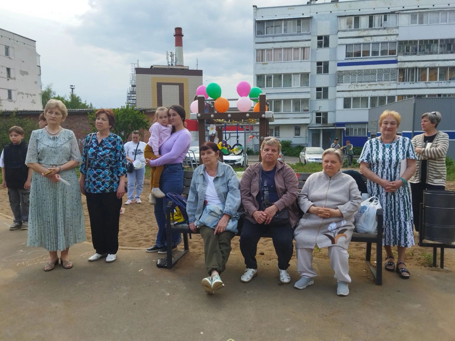 Жители ТОС «Химик» весело отметили Международный день соседей и  Международный день защиты детей