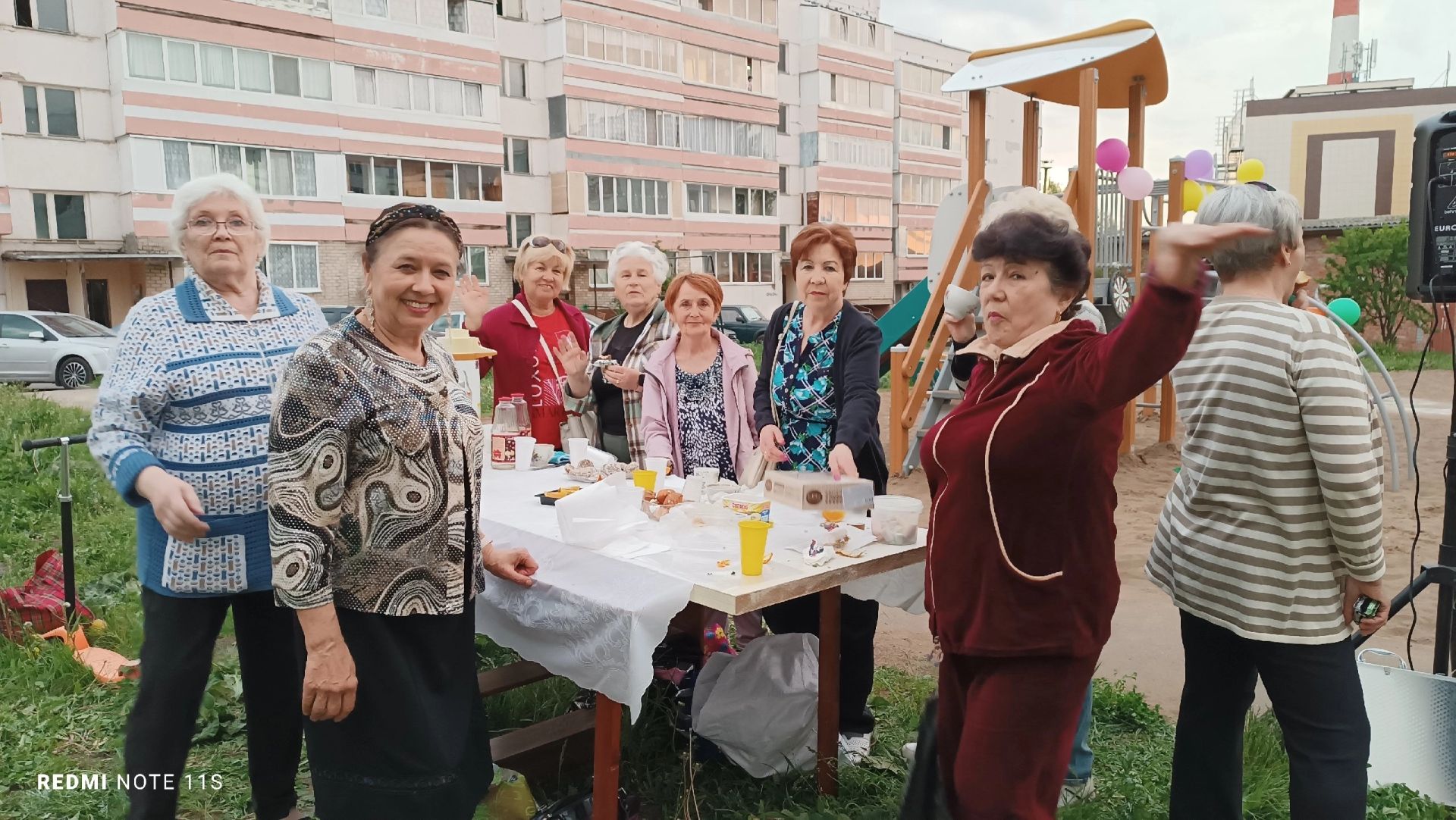 Жители ТОС «Химик» весело отметили Международный день соседей и  Международный день защиты детей