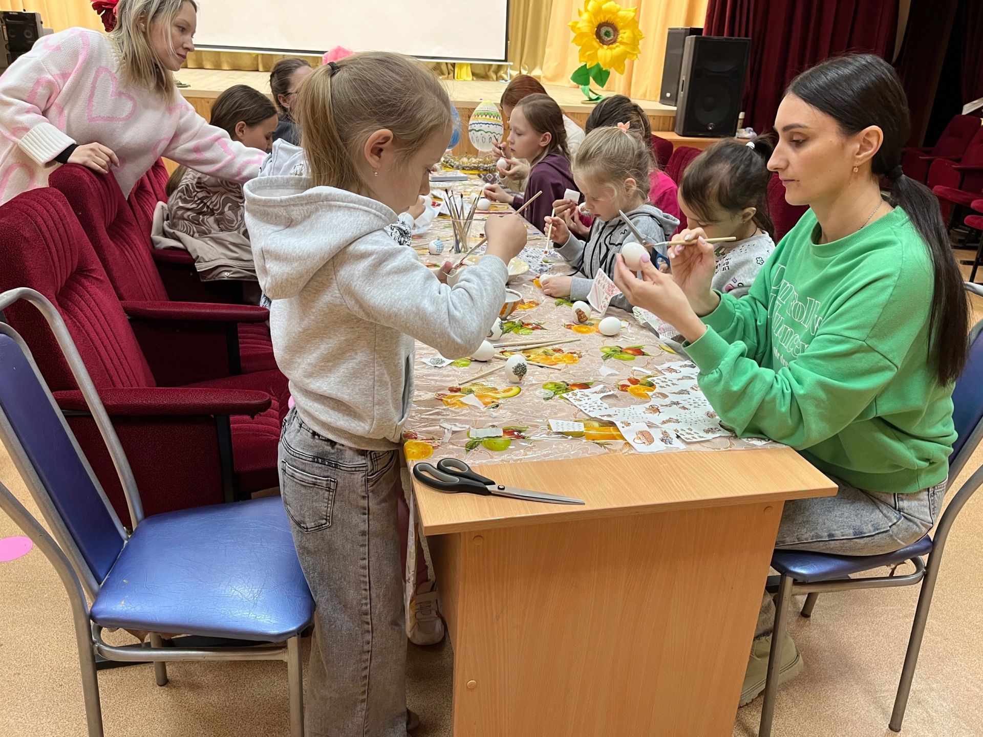 В Мунайкинском СДК ребята приняли участие в мастер- классе по декупажу яиц