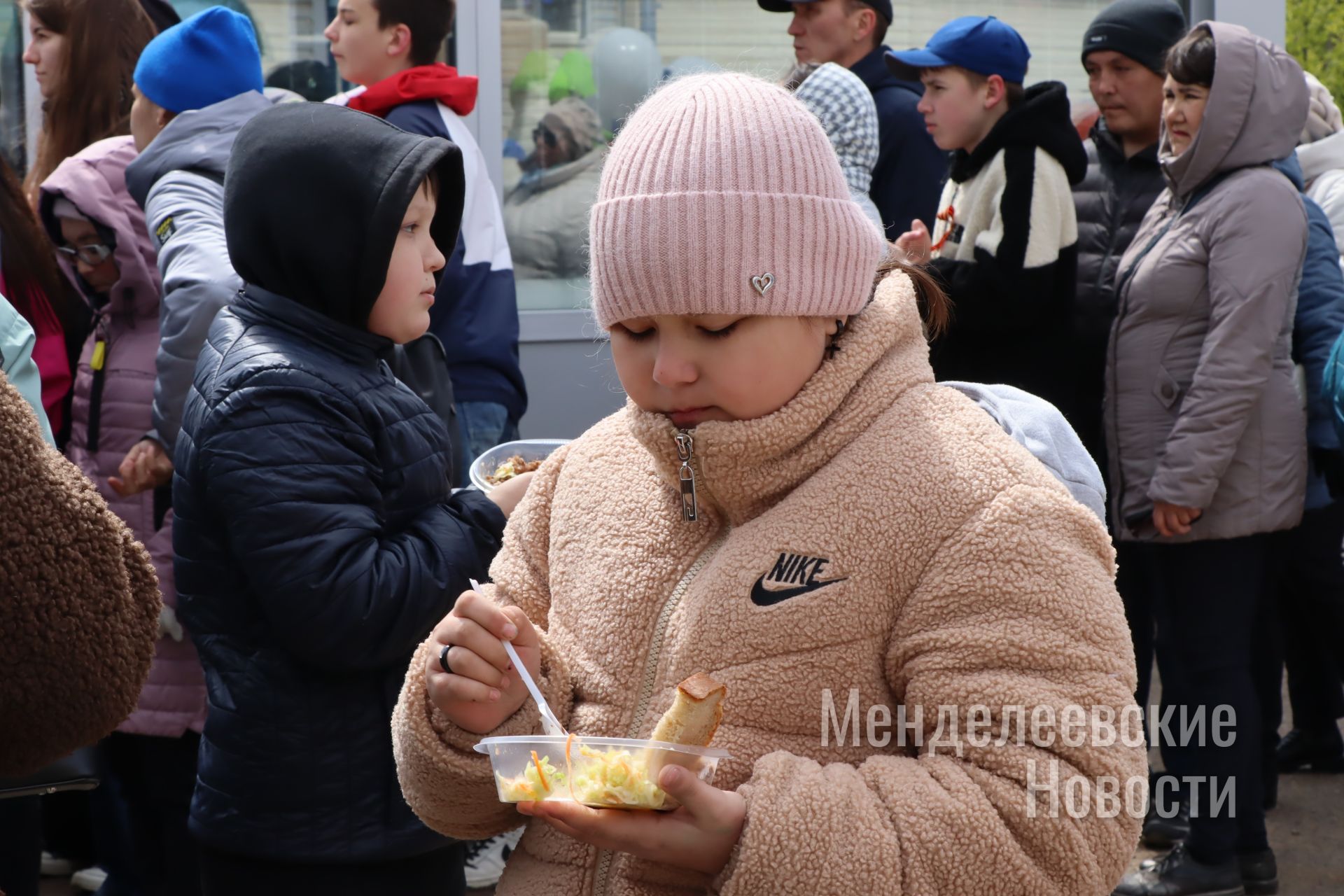 Менделеевцев угостили солдатской кашей