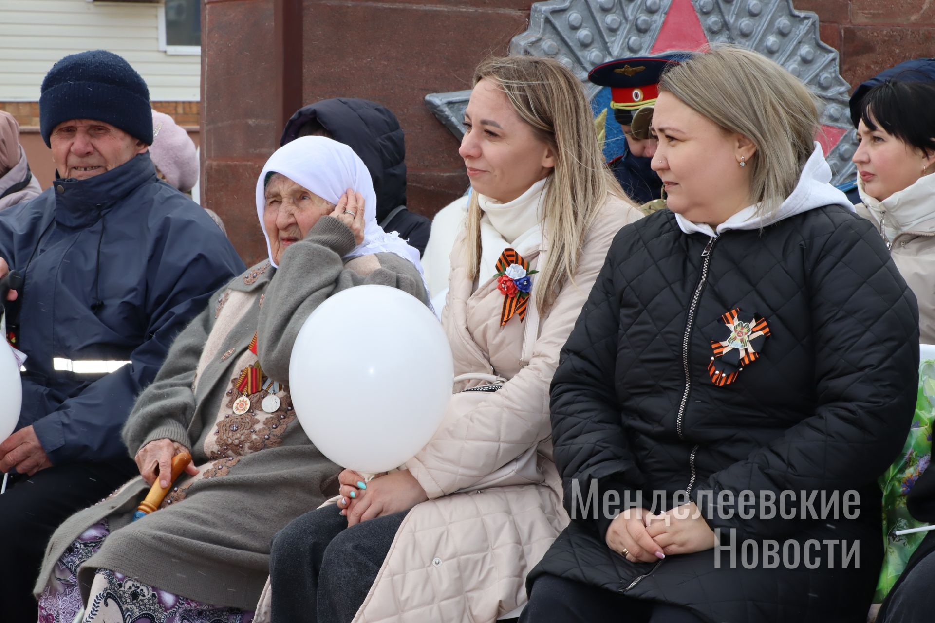 Праздник со слезами на глазах и снегом: в Менделеевске отметили День Победы