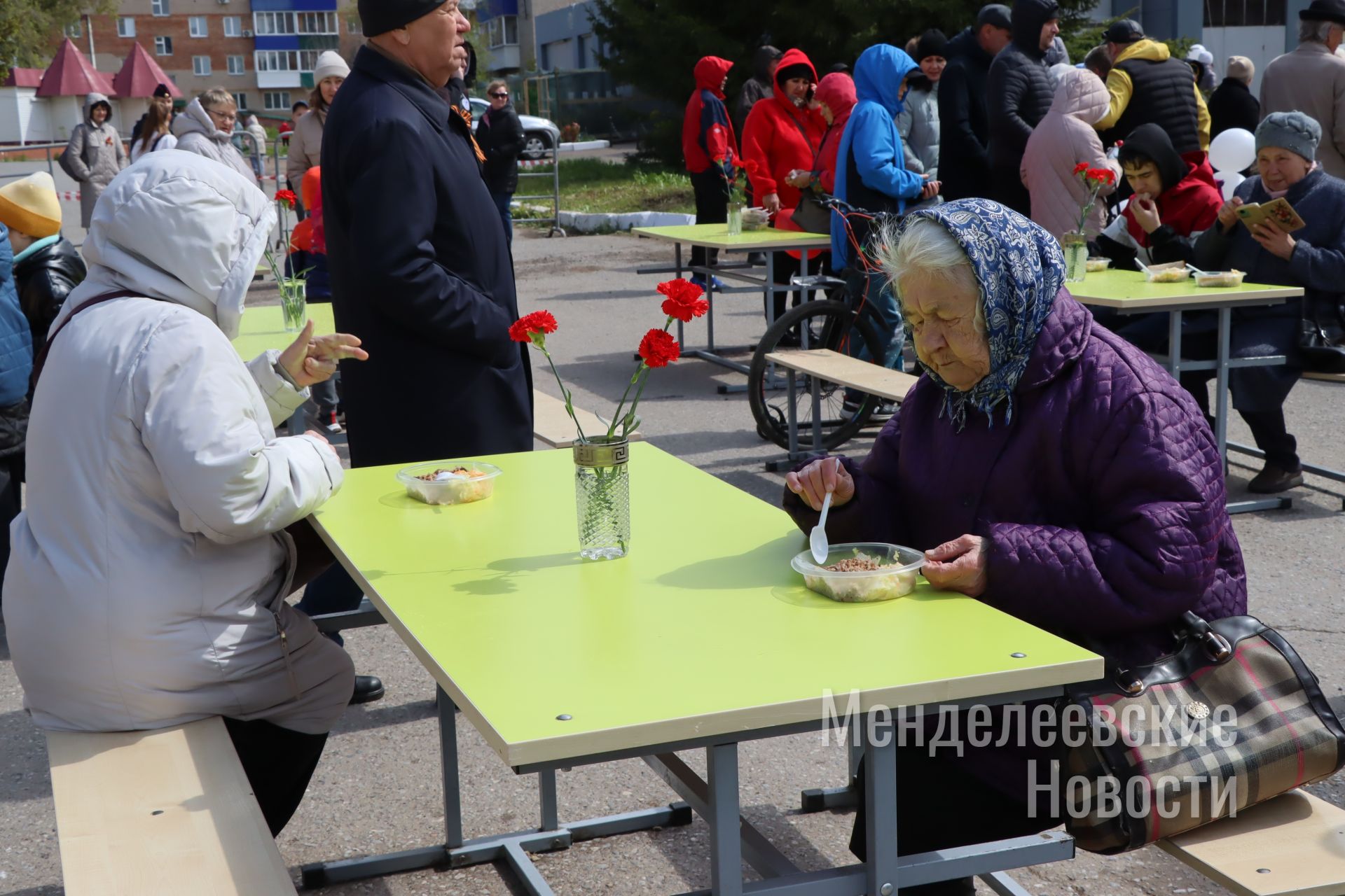 Менделеевцев угостили солдатской кашей