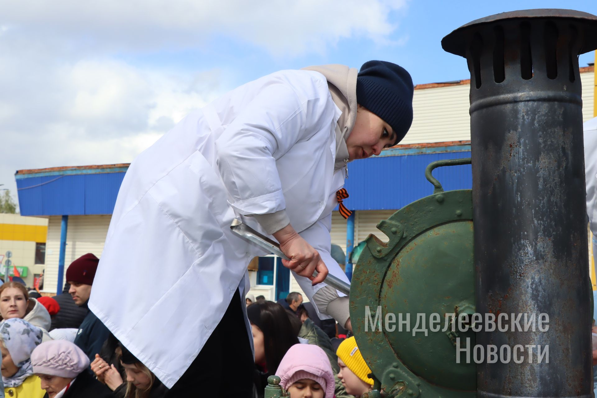 Менделеевцев угостили солдатской кашей