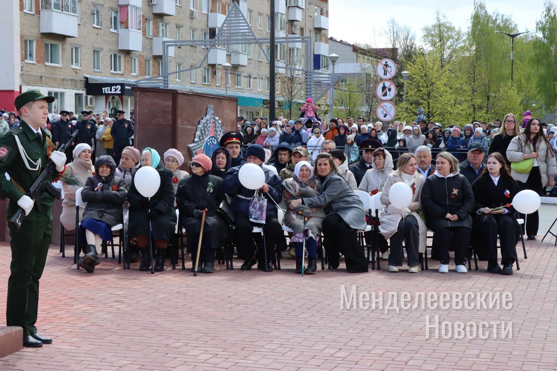 Праздник со слезами на глазах и снегом: в Менделеевске отметили День Победы