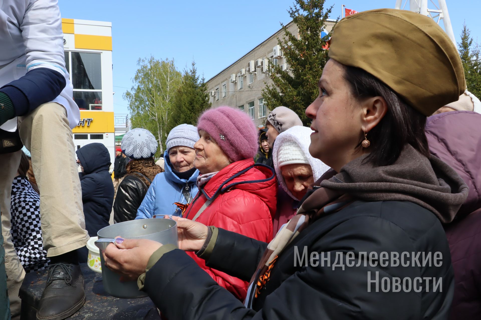 Менделеевцев угостили солдатской кашей