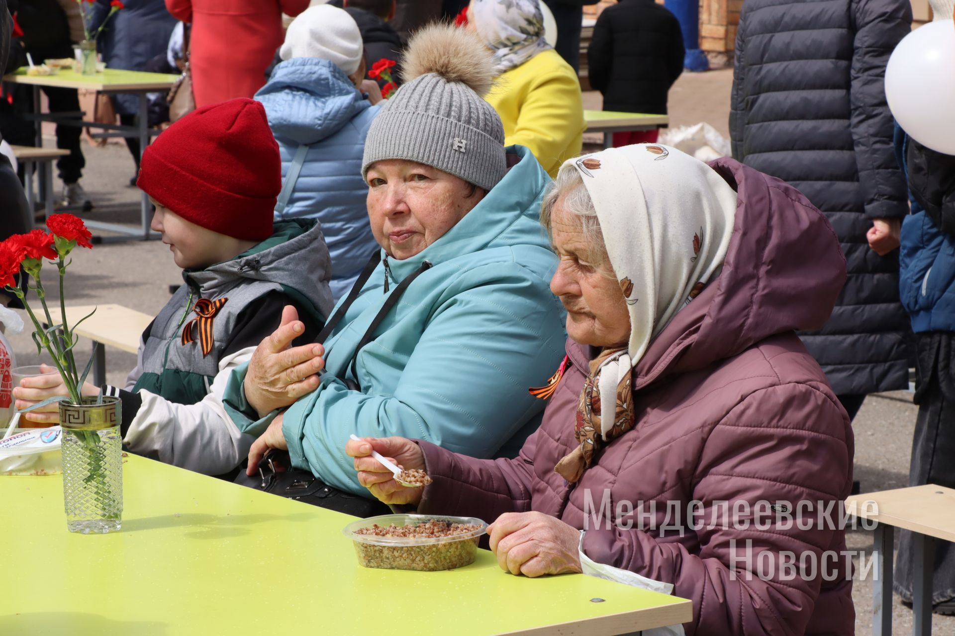 Менделеевцев угостили солдатской кашей