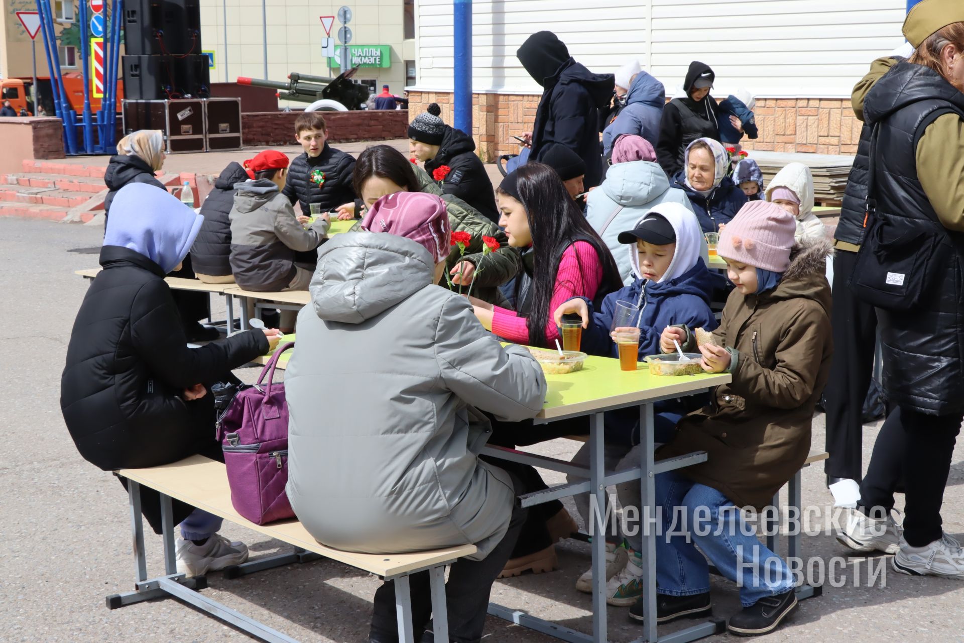 Менделеевцев угостили солдатской кашей