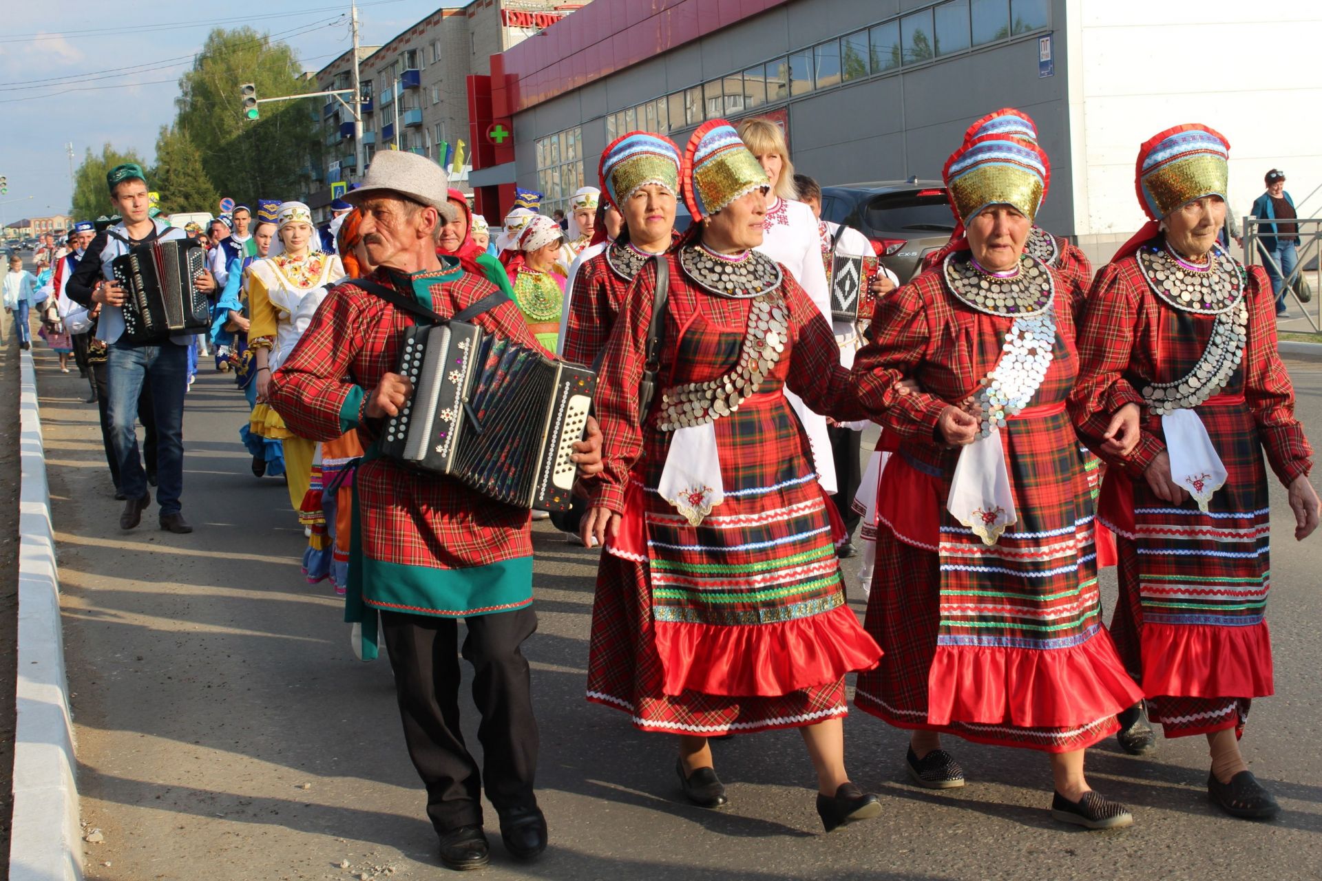 Парад национальных костюмов и фестиваль гармонистов.