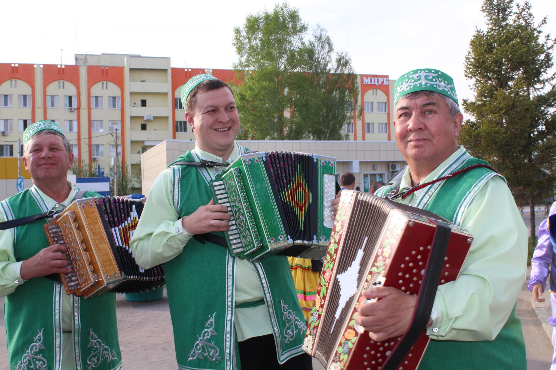 Парад национальных костюмов и фестиваль гармонистов.