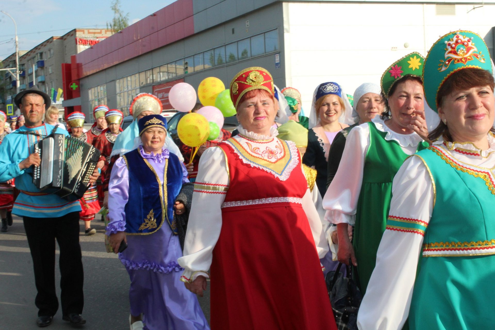 Парад национальных костюмов и фестиваль гармонистов.