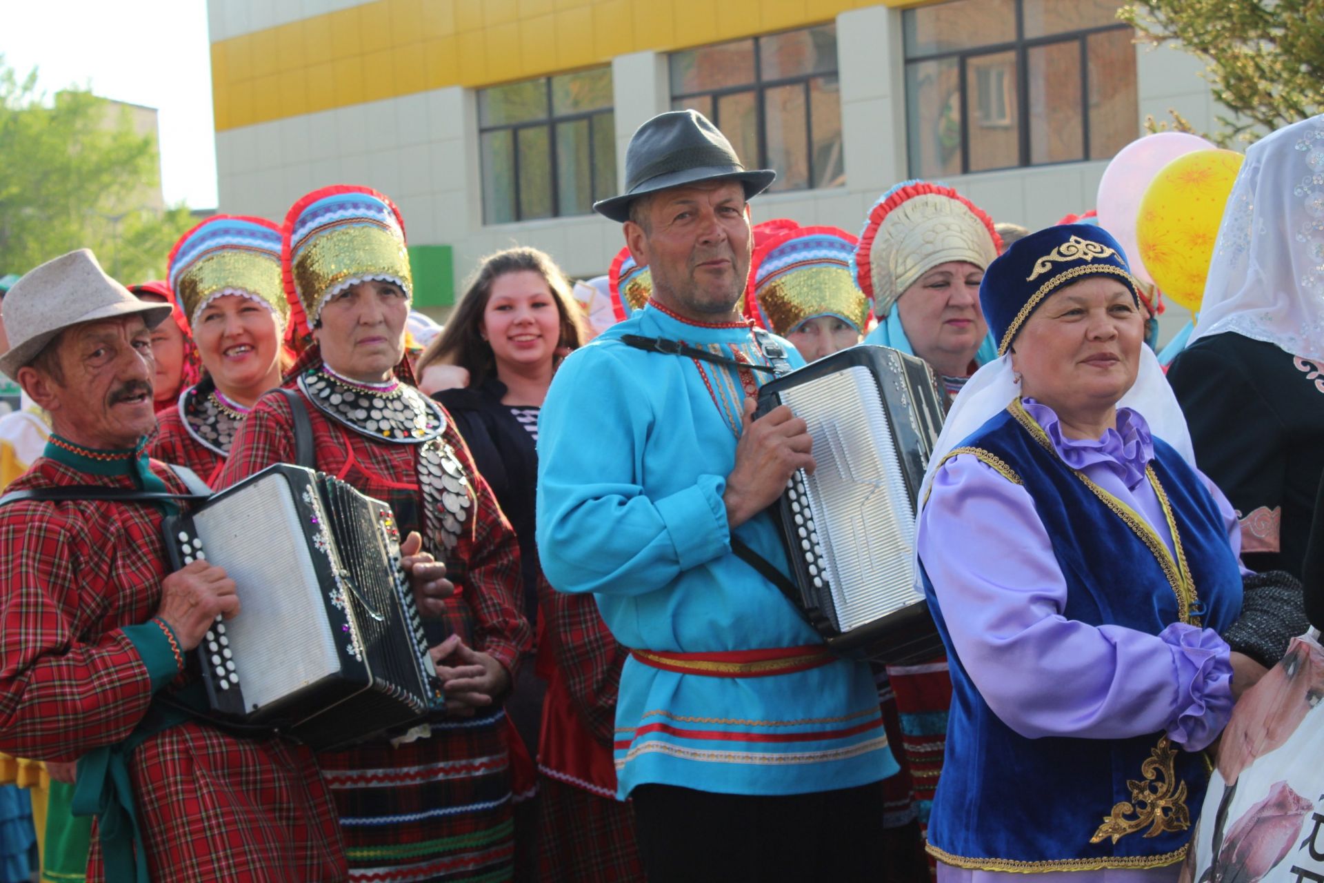 Парад национальных костюмов и фестиваль гармонистов.