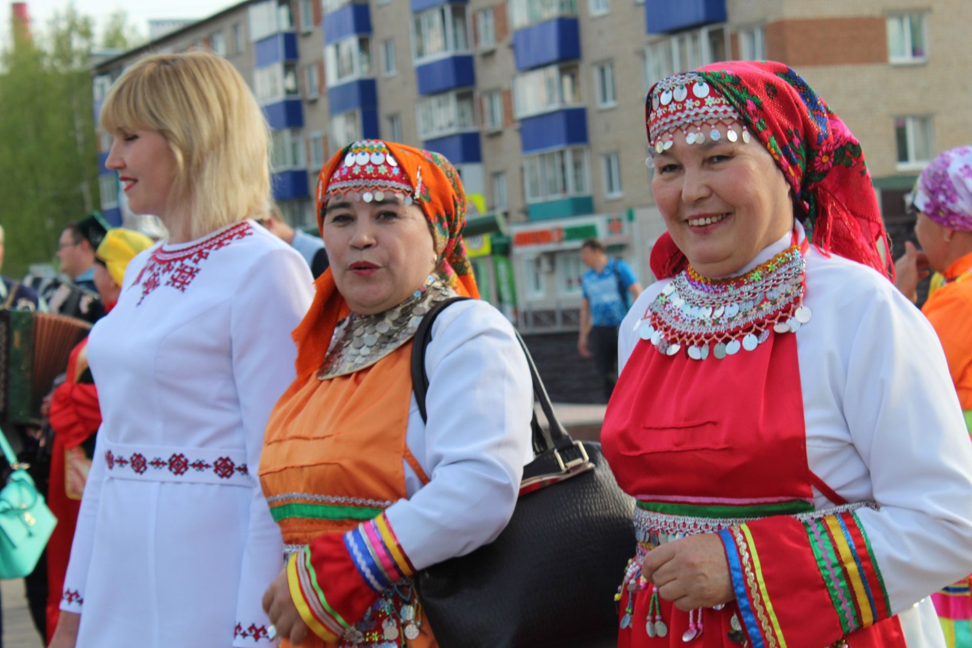 Парад национальных костюмов и фестиваль гармонистов.