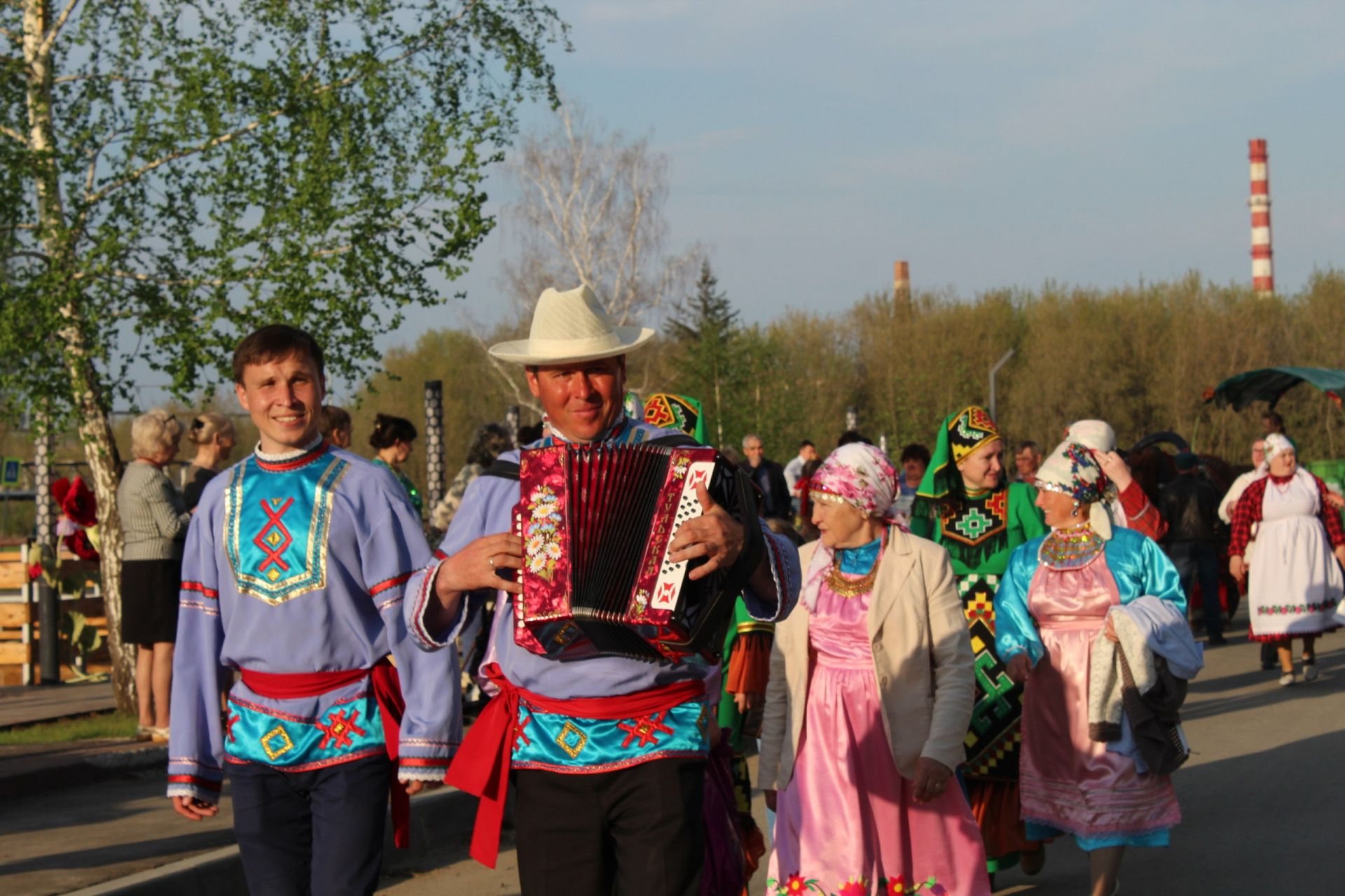 Парад национальных костюмов и фестиваль гармонистов.