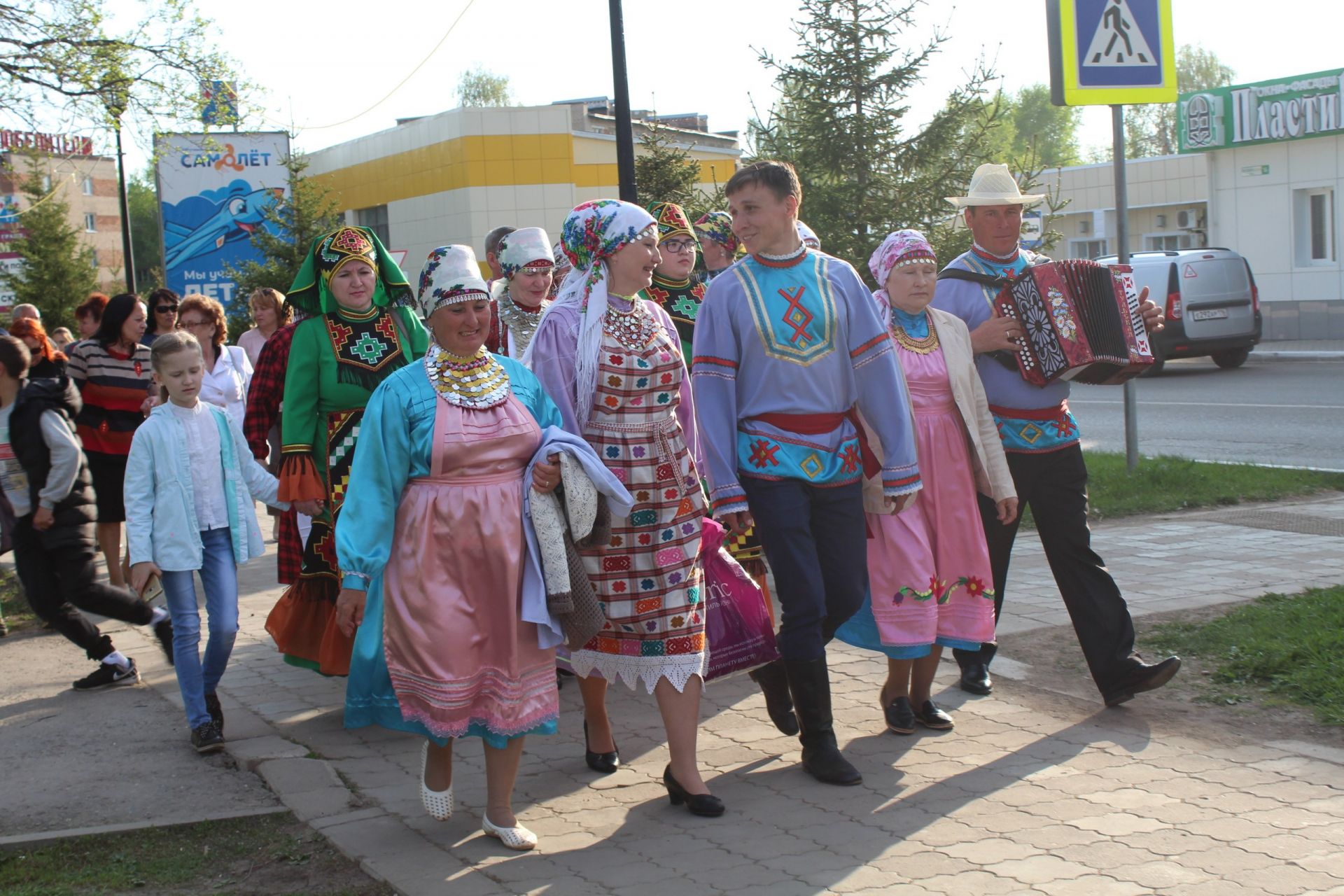 Парад национальных костюмов и фестиваль гармонистов.