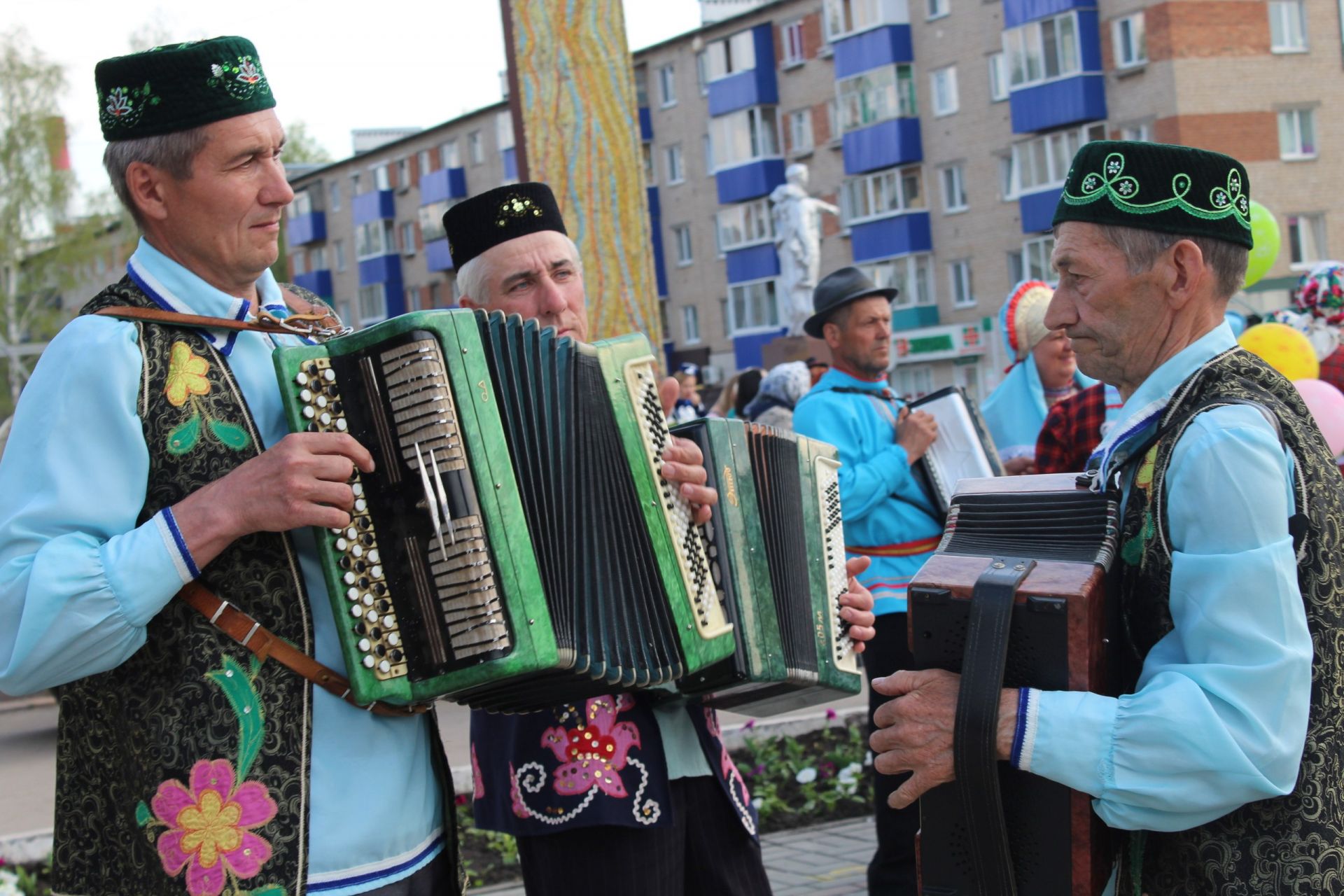 Парад национальных костюмов и фестиваль гармонистов.