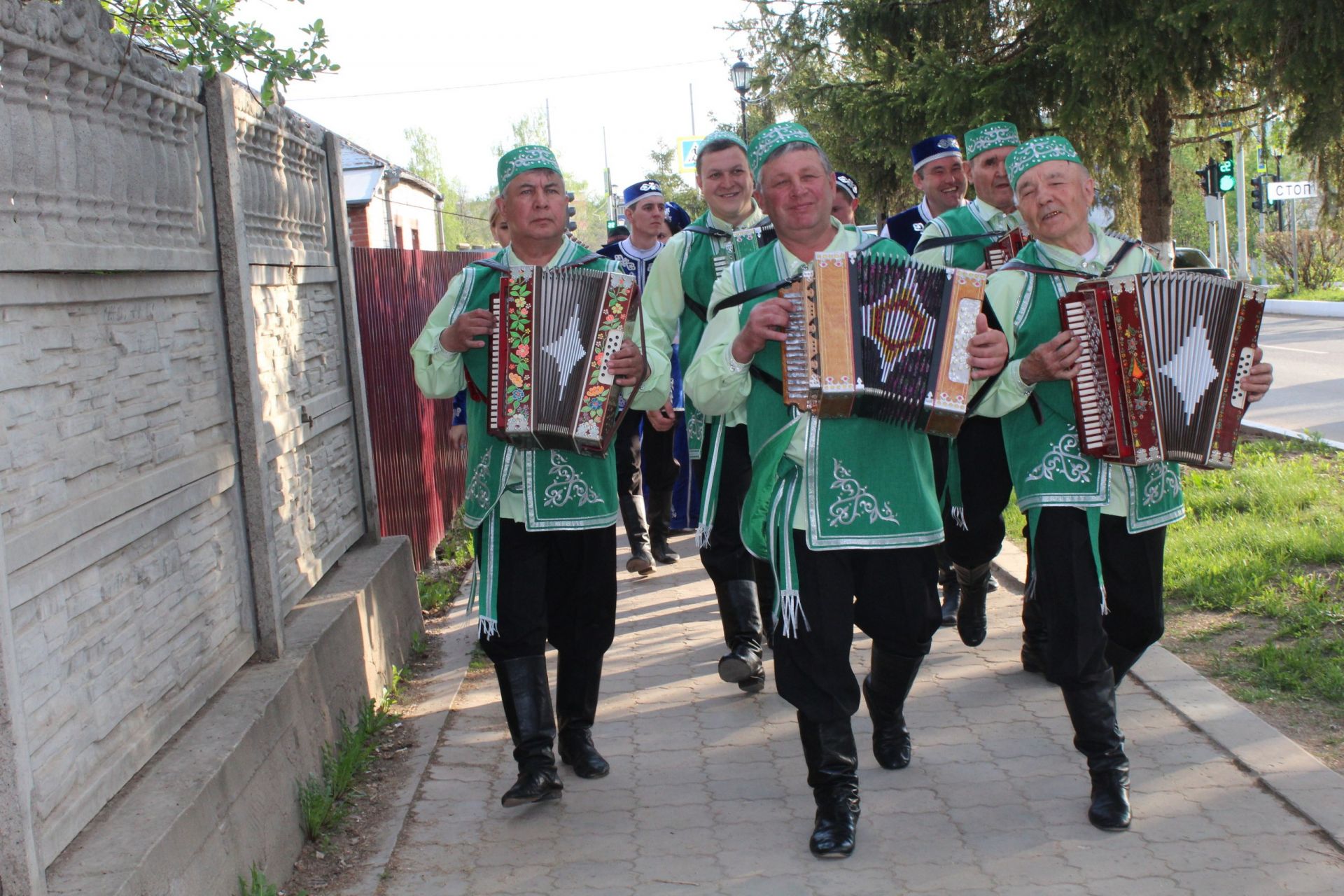 Парад национальных костюмов и фестиваль гармонистов.