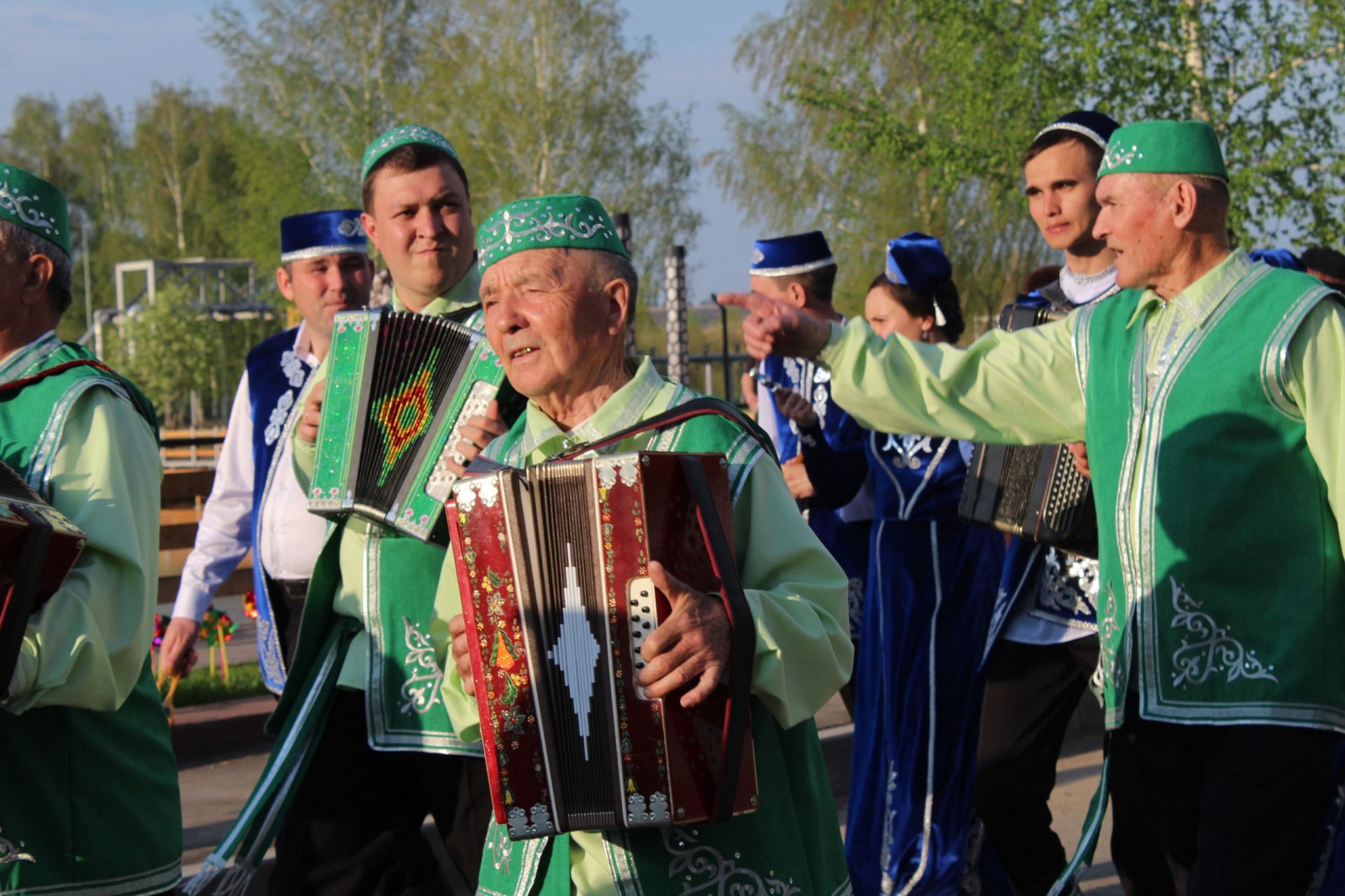 Парад национальных костюмов и фестиваль гармонистов.