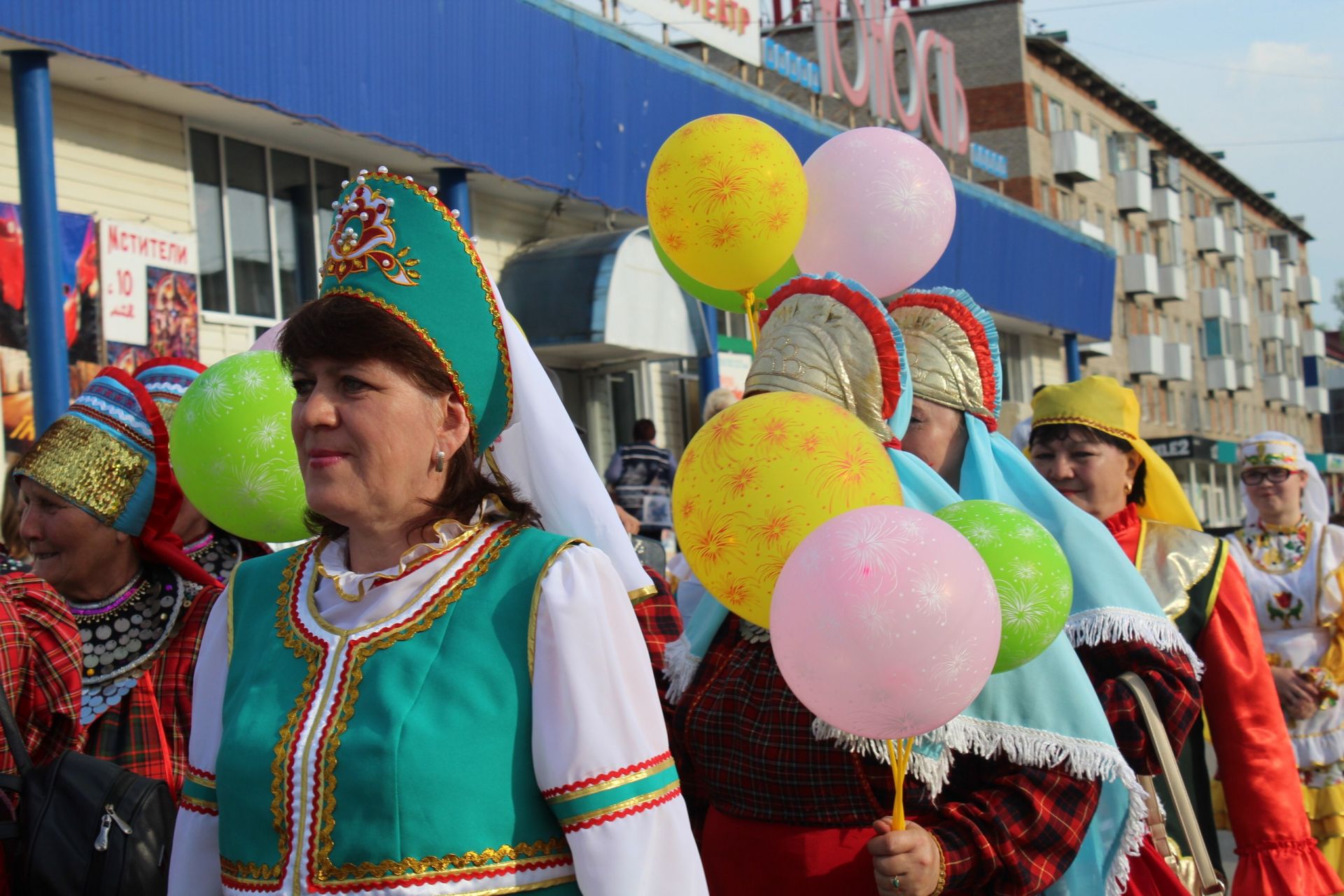 Парад национальных костюмов и фестиваль гармонистов.