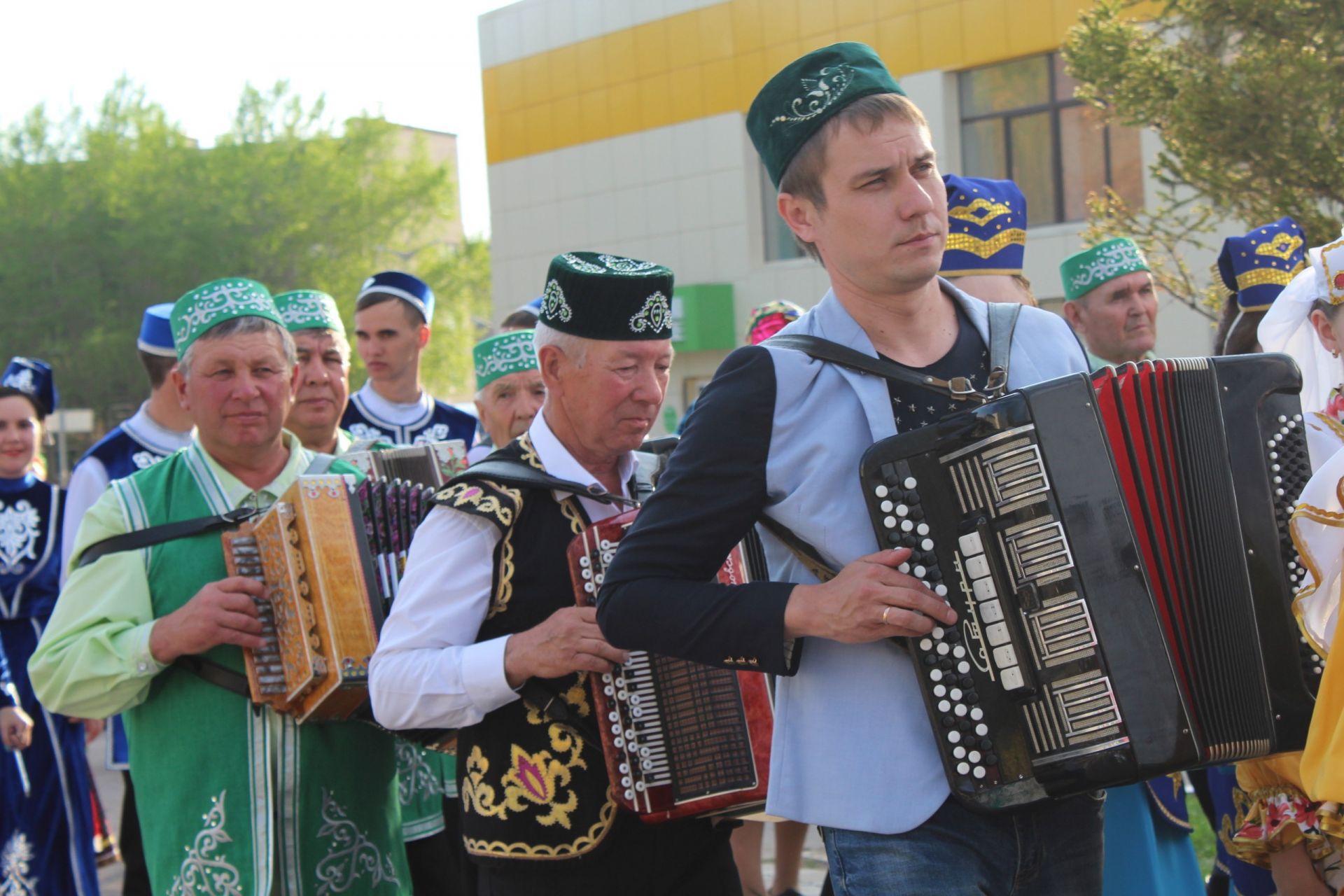 Парад национальных костюмов и фестиваль гармонистов.