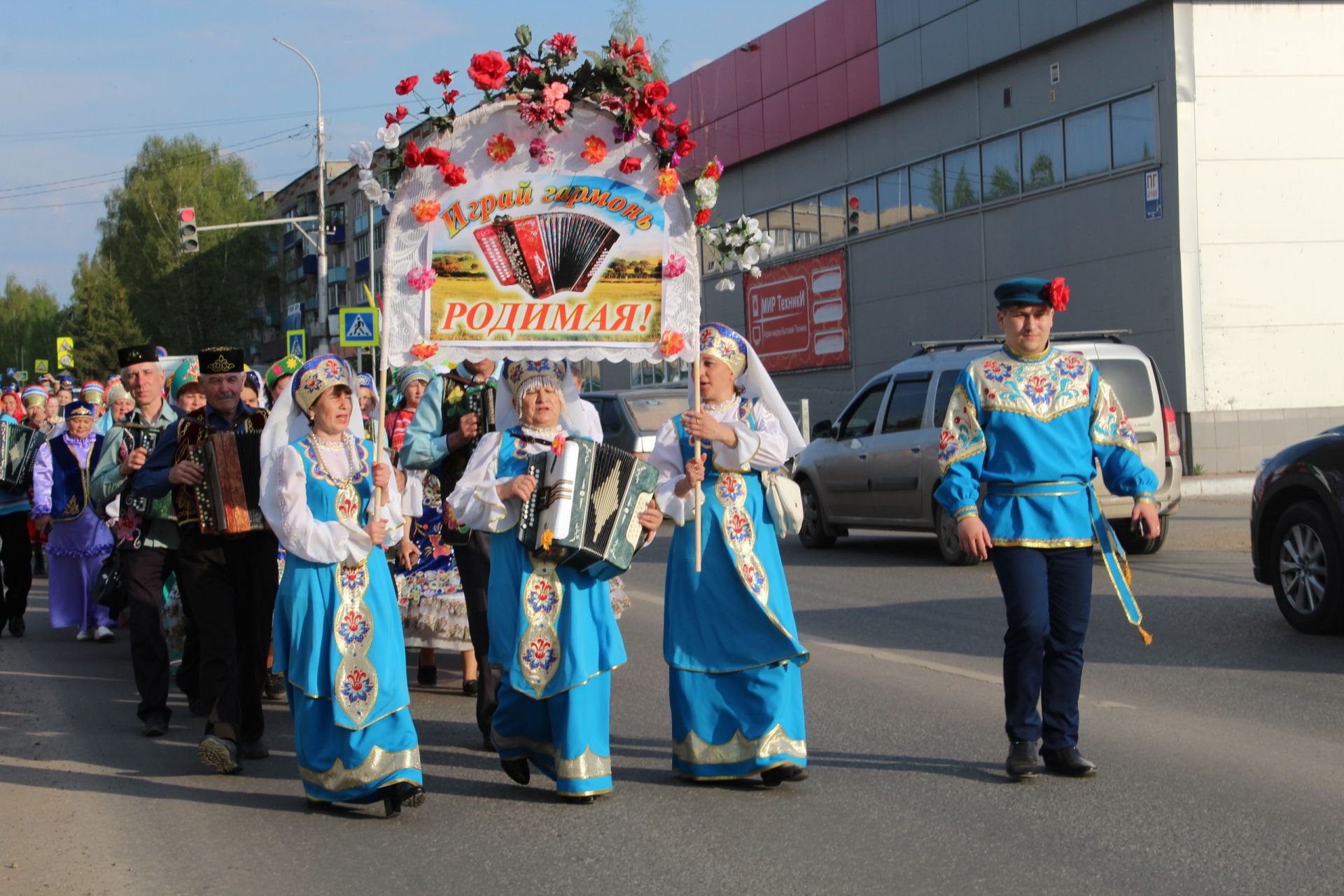 Парад национальных костюмов и фестиваль гармонистов.