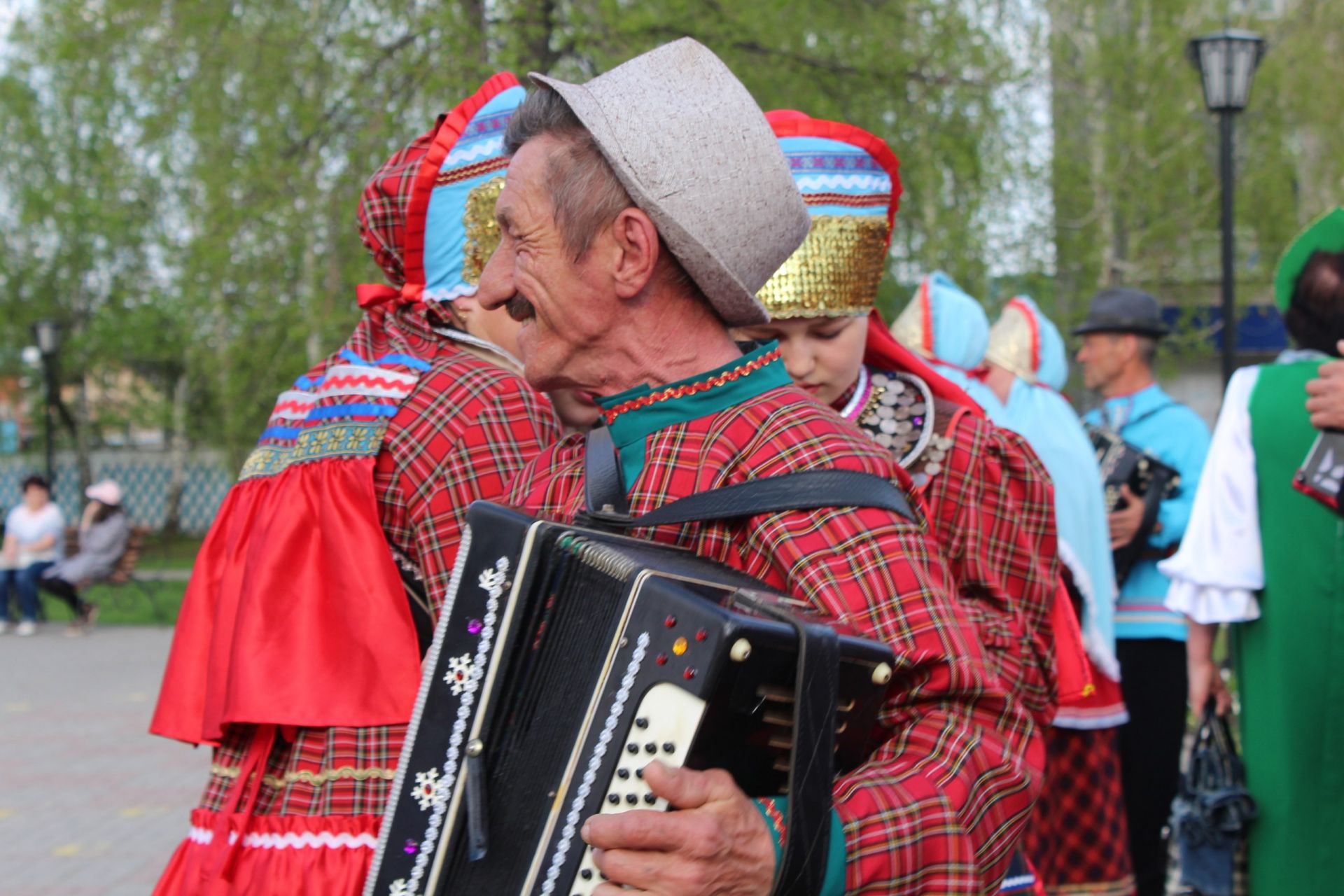 Парад национальных костюмов и фестиваль гармонистов.