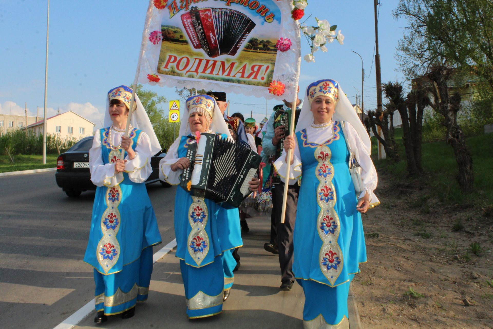 Парад национальных костюмов и фестиваль гармонистов.