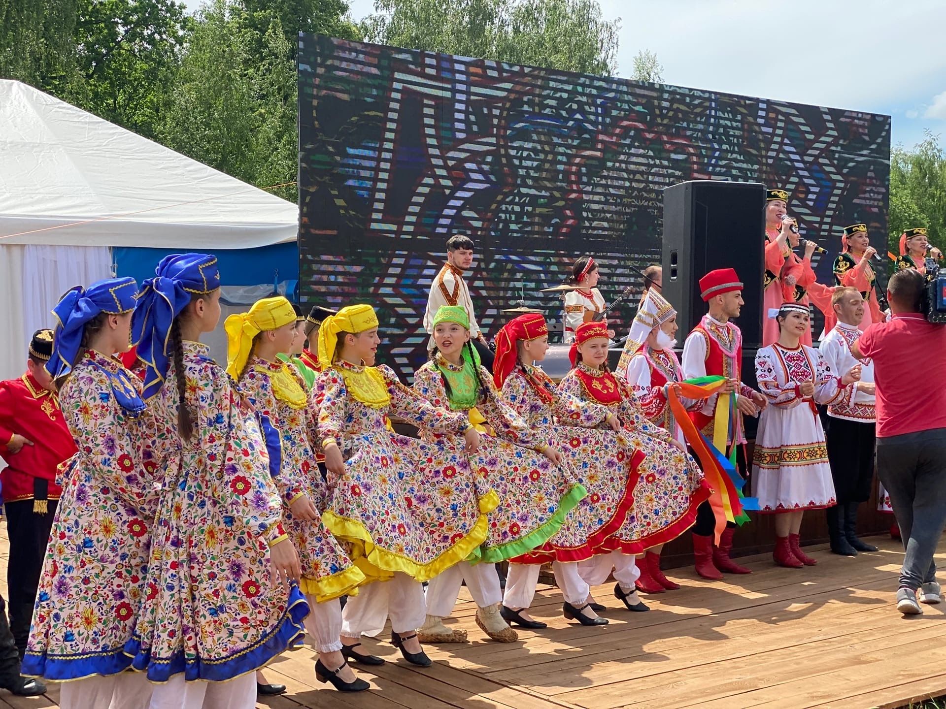 Атмосфера республиканского Сабантуя и Менделеевского подворья