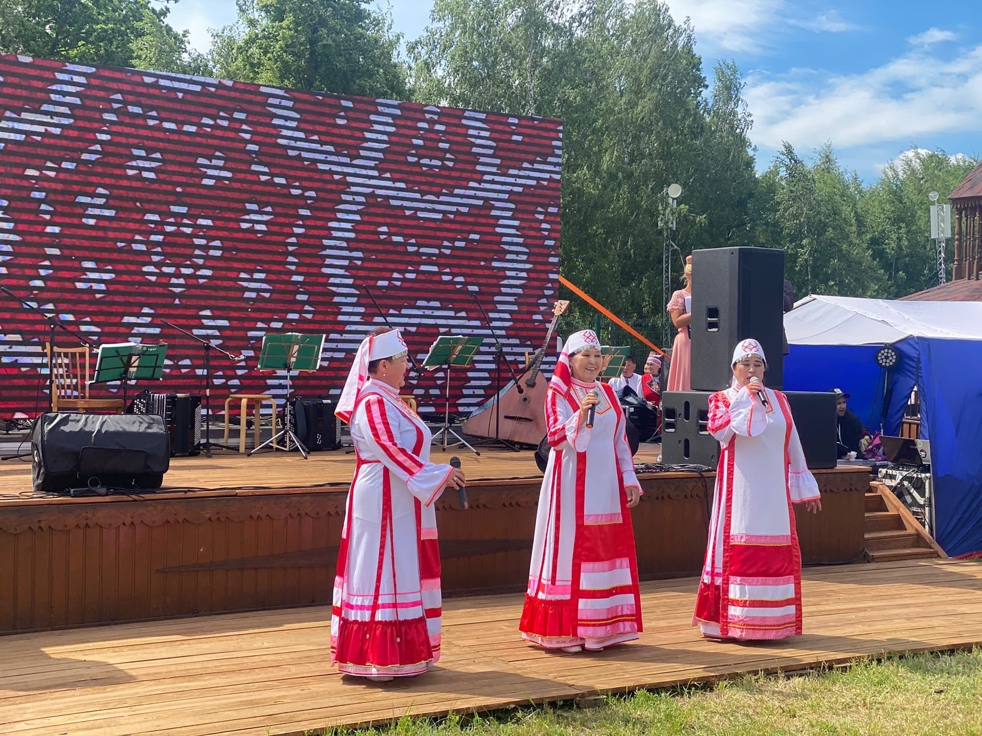 Атмосфера республиканского Сабантуя и Менделеевского подворья