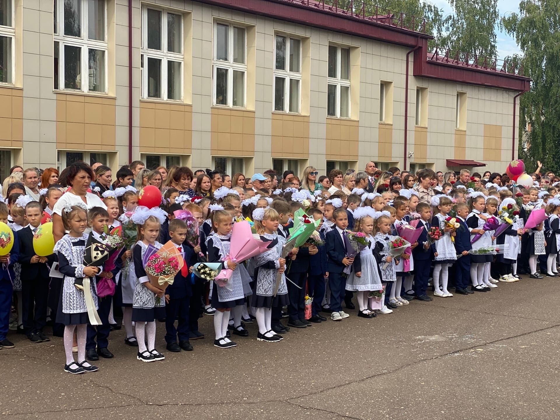 В Менделеевске как и по всей стране прошли школьные линейки